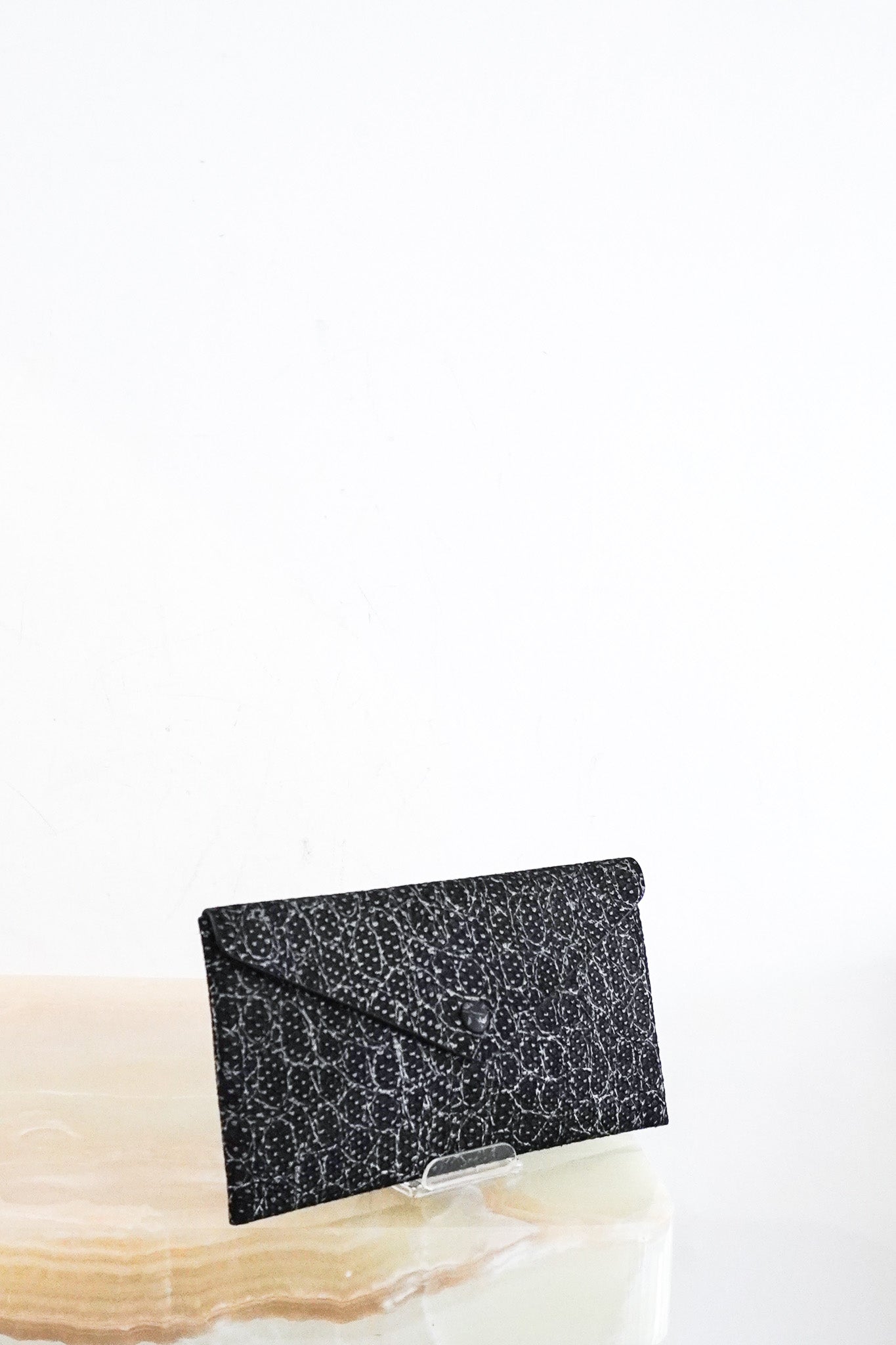 Alaia-Pochette-Cuir-Imprime-Python-Detailing-front-picture