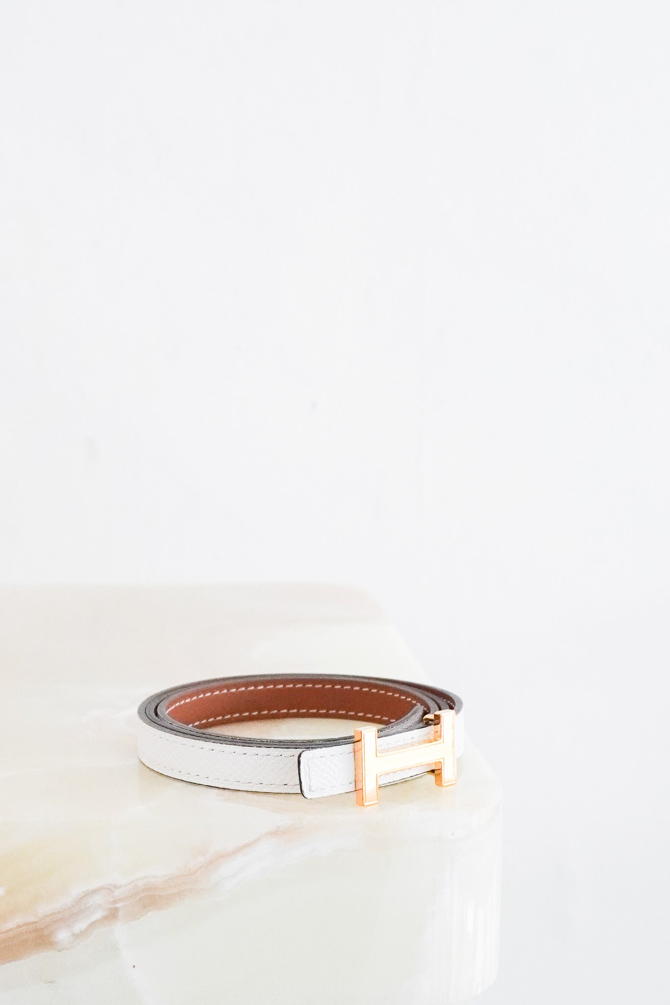 CURRENT-SEASON-Hermes-Mini-Reversible-H-Belt-13mm-in-Gold-and-Blanc-front-picture-chelsea-london