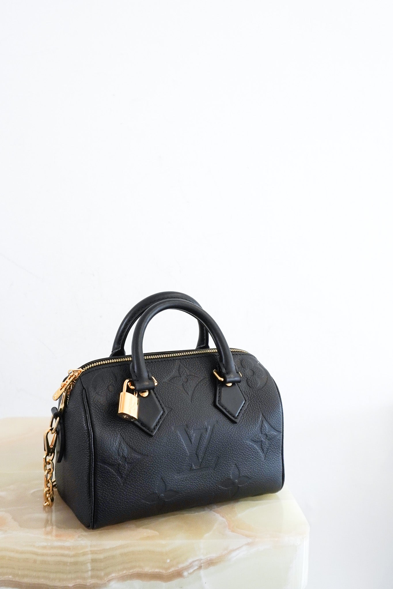 CURRENT-SEASON-Louis-Vuitton-Speedy-20-Bandouliere-in-Black-front-picture-chelsea-london