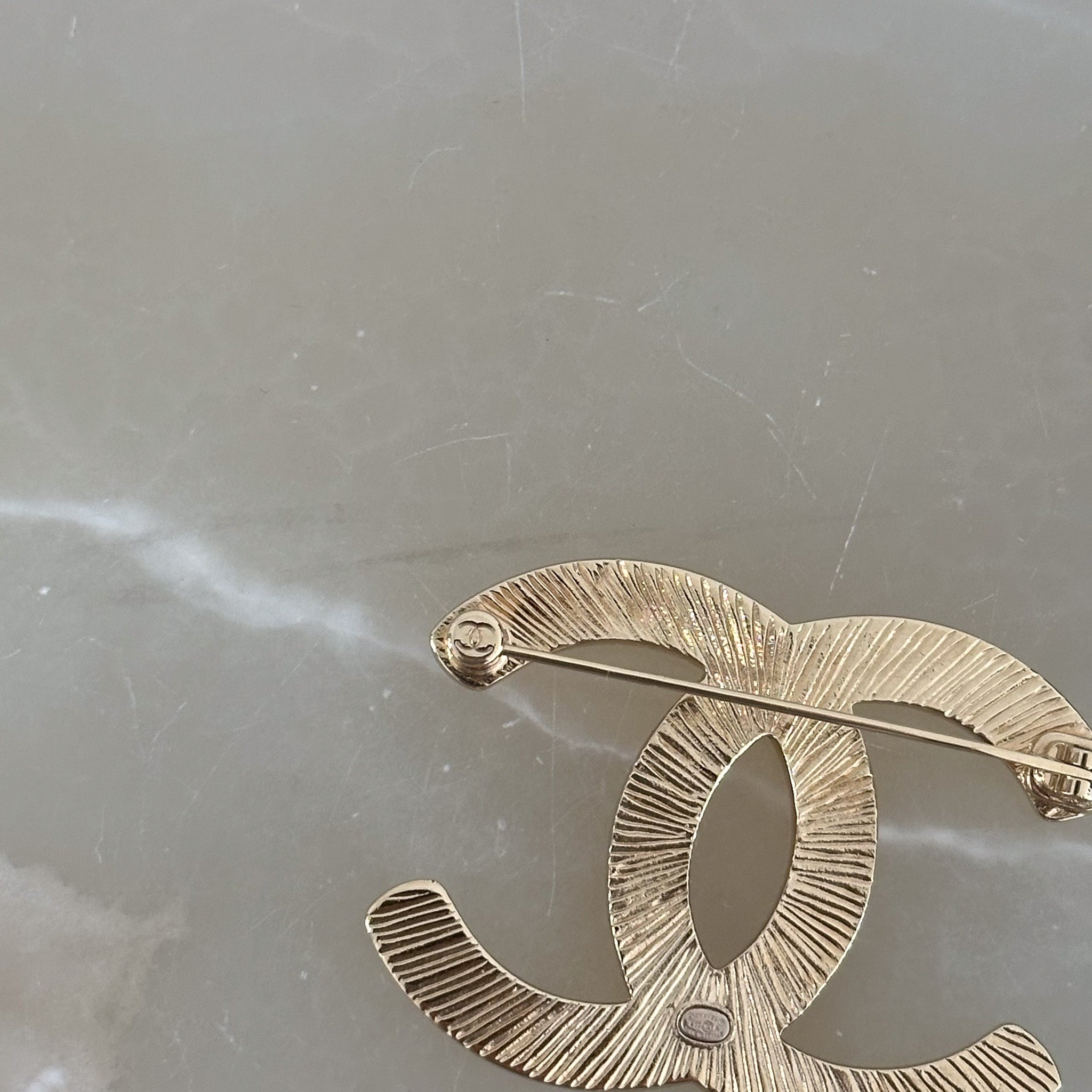 Chanel-Large-CC-Logo-Brooch-in-Gold-side-picture