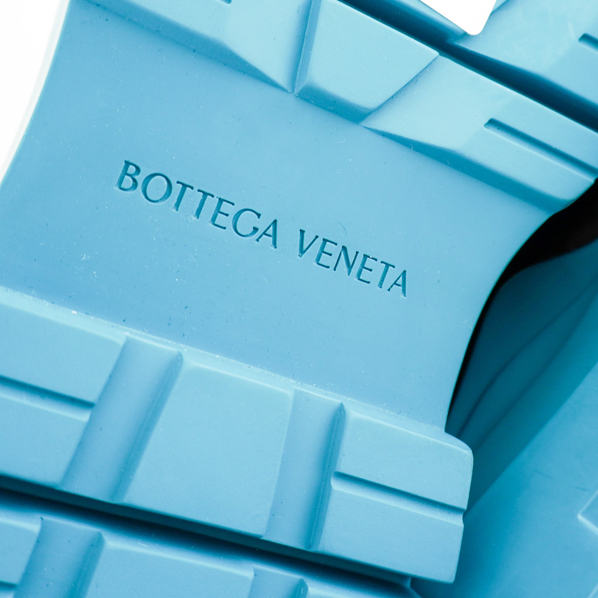 Bottega Veneta Tire Chelsea Boots in Black Leather & Acid Turquoise (RRP £1080) | Authentic Preloved