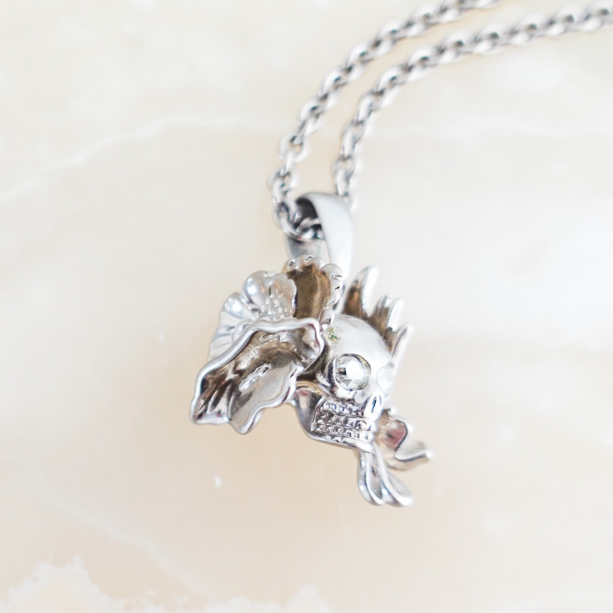 Alexander McQueen Skull necklace RRP £245 - Reloved Again