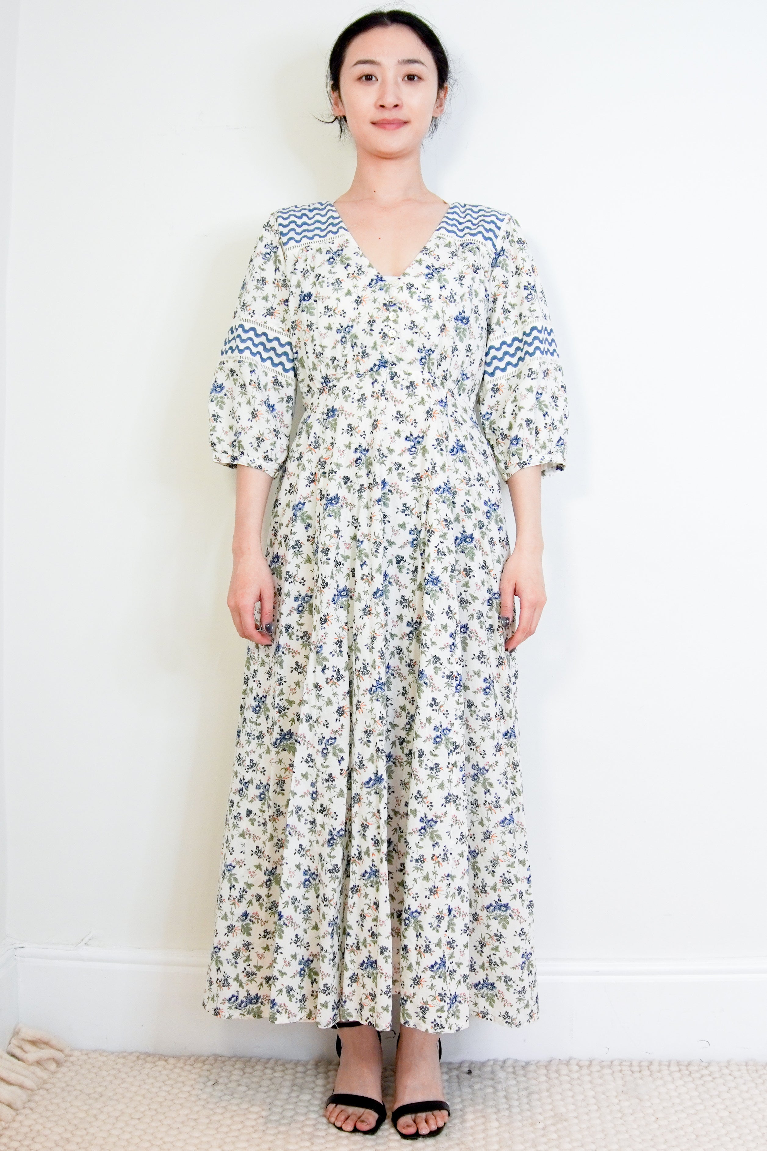 Daydress-White-&-Blue-Floral-Dress-front-picture-Chelsea-London