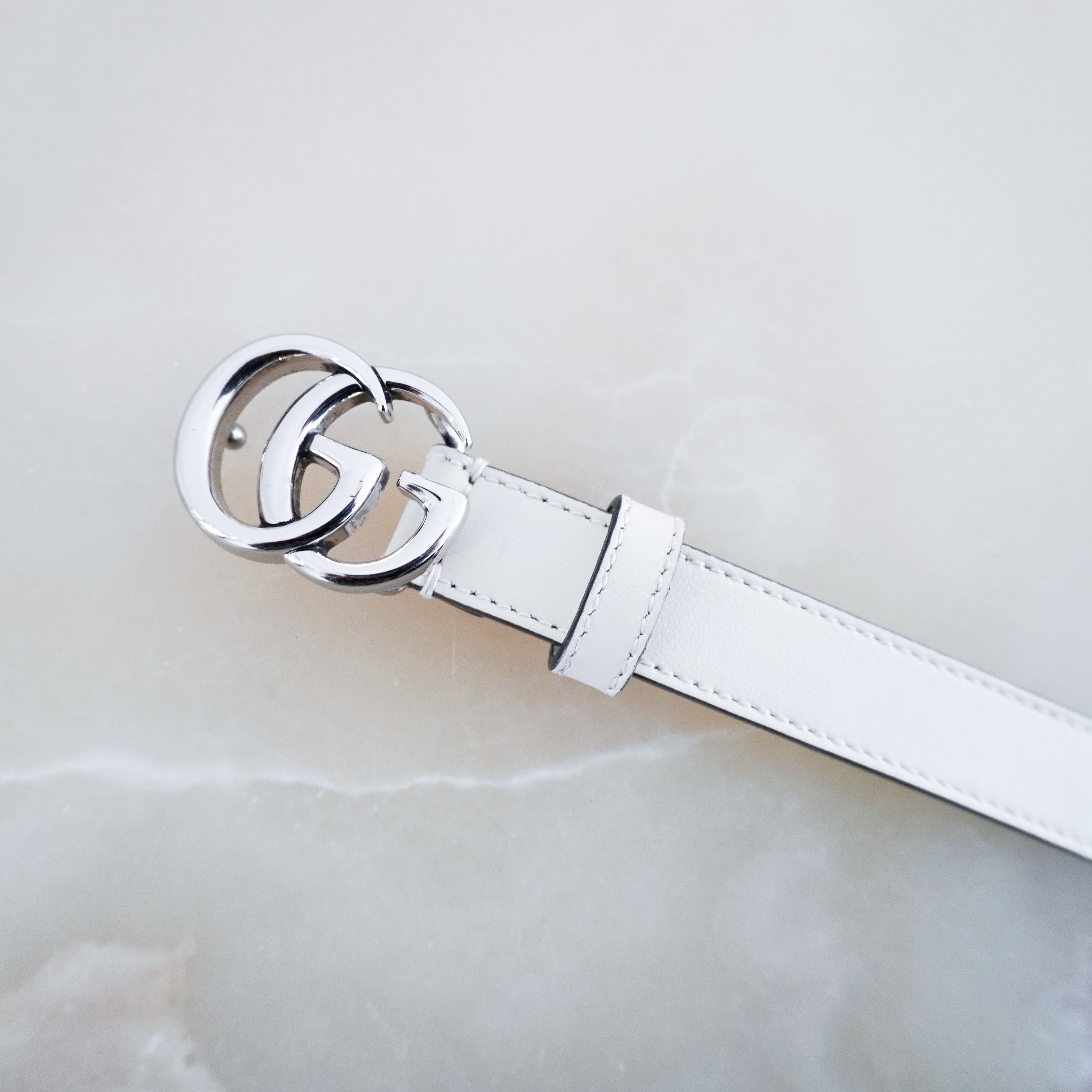 Gucci-Silver-GG-Small-White-Belt-close-picture