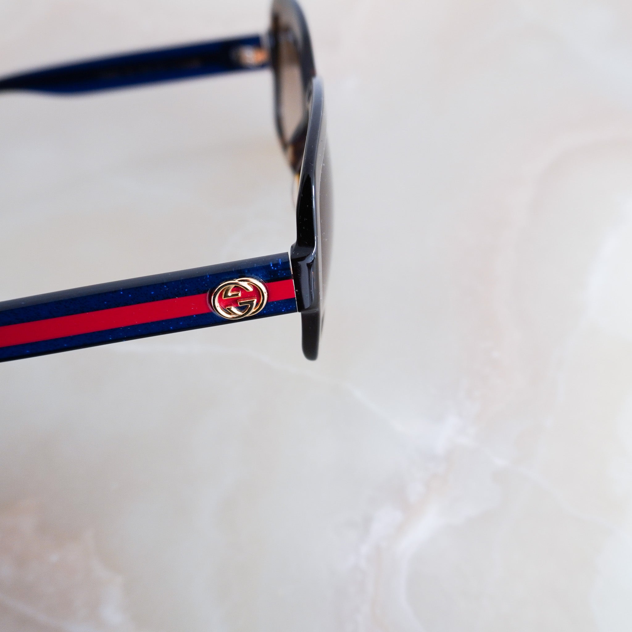 Gucci-Tortoise-Shell-with-Emblem-Sunglasses-side-picture