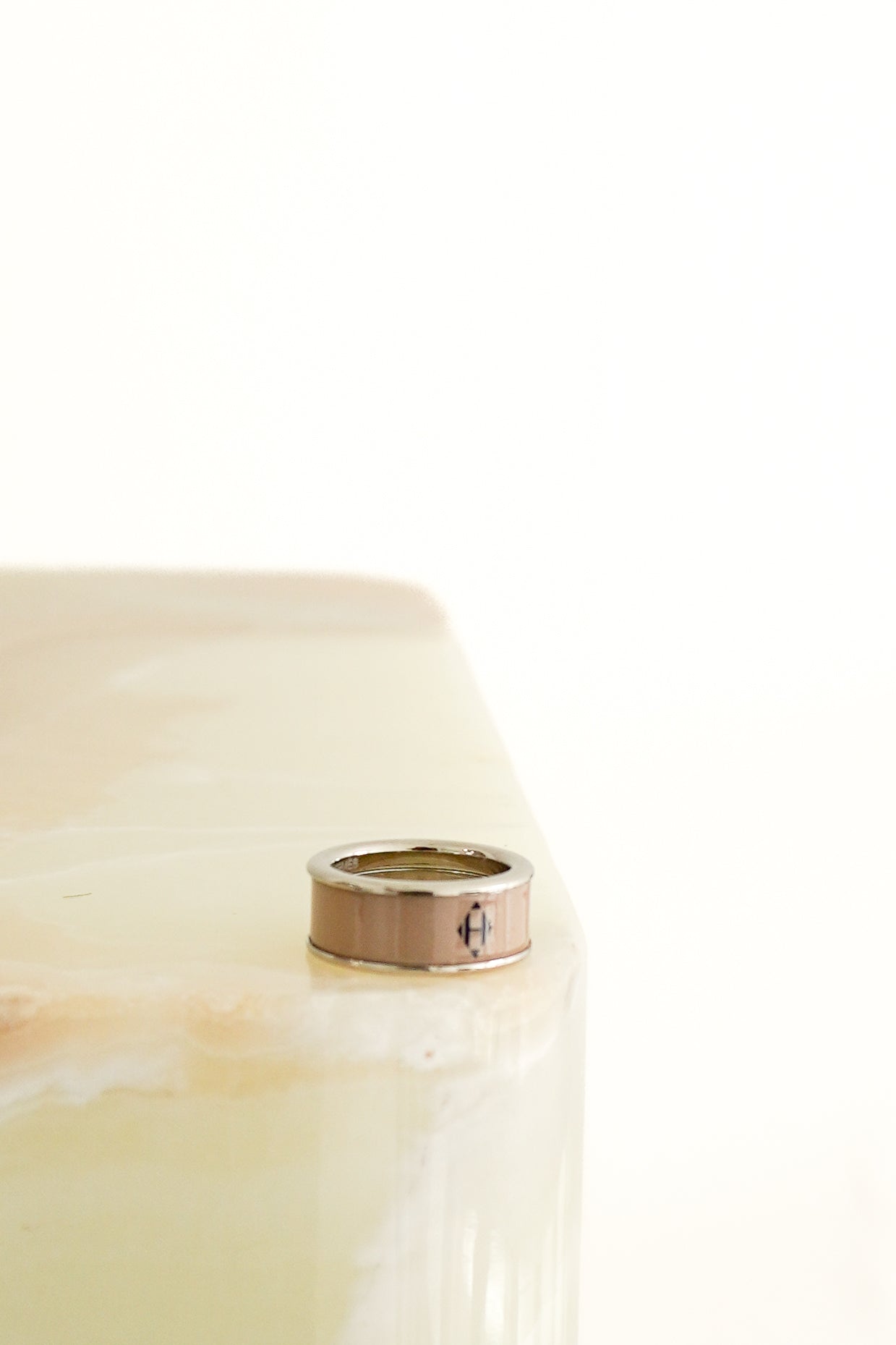 Hermès Bague Email Uni Ring in Palladium-Plated Metal – Size 57 front photo chelsea london