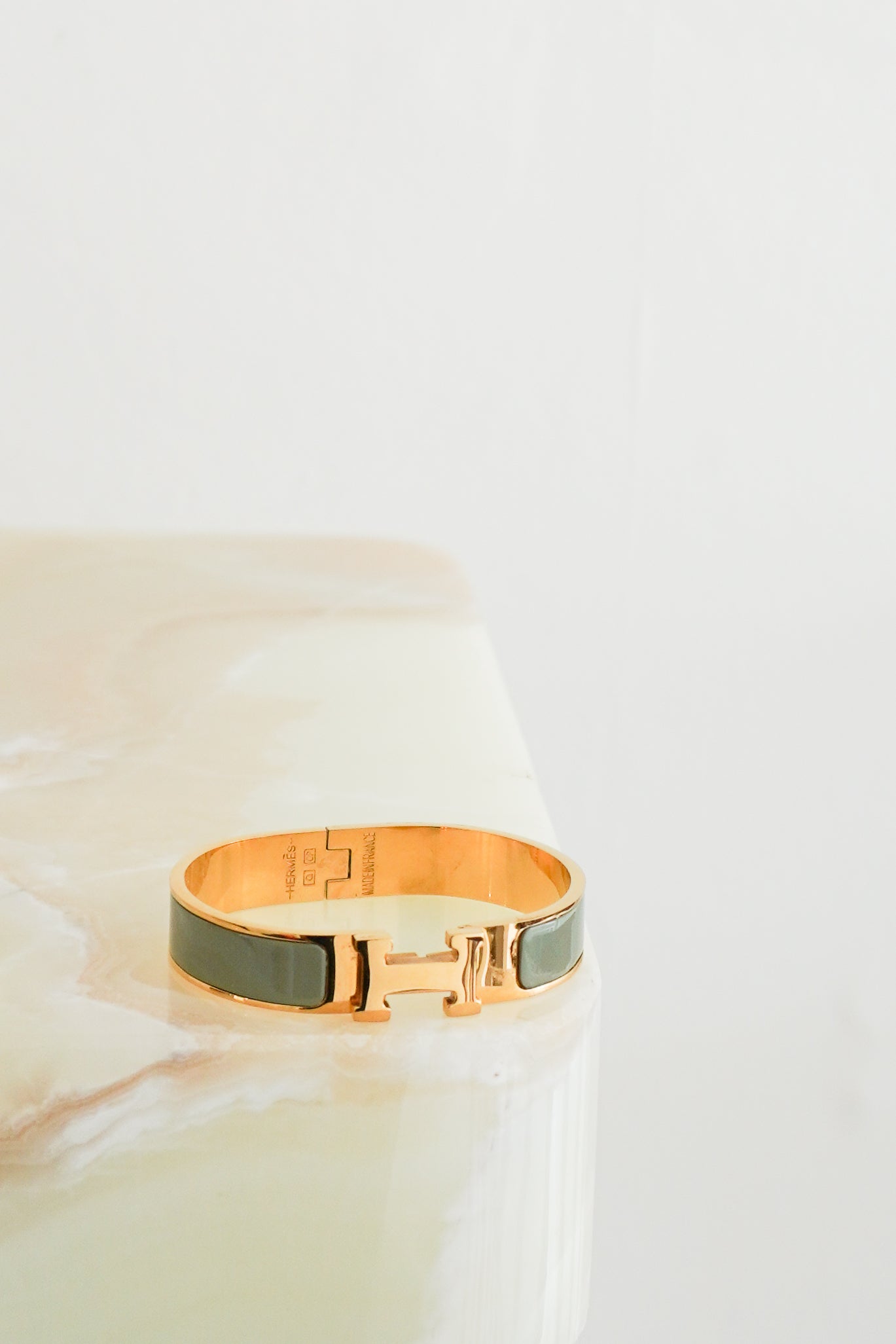 Hermès Clic H Bracelet Gris Etain Enamel & Gold-Plated Hardware RRP £620 | Authentic Preloved FINAL SALE - Reloved Again