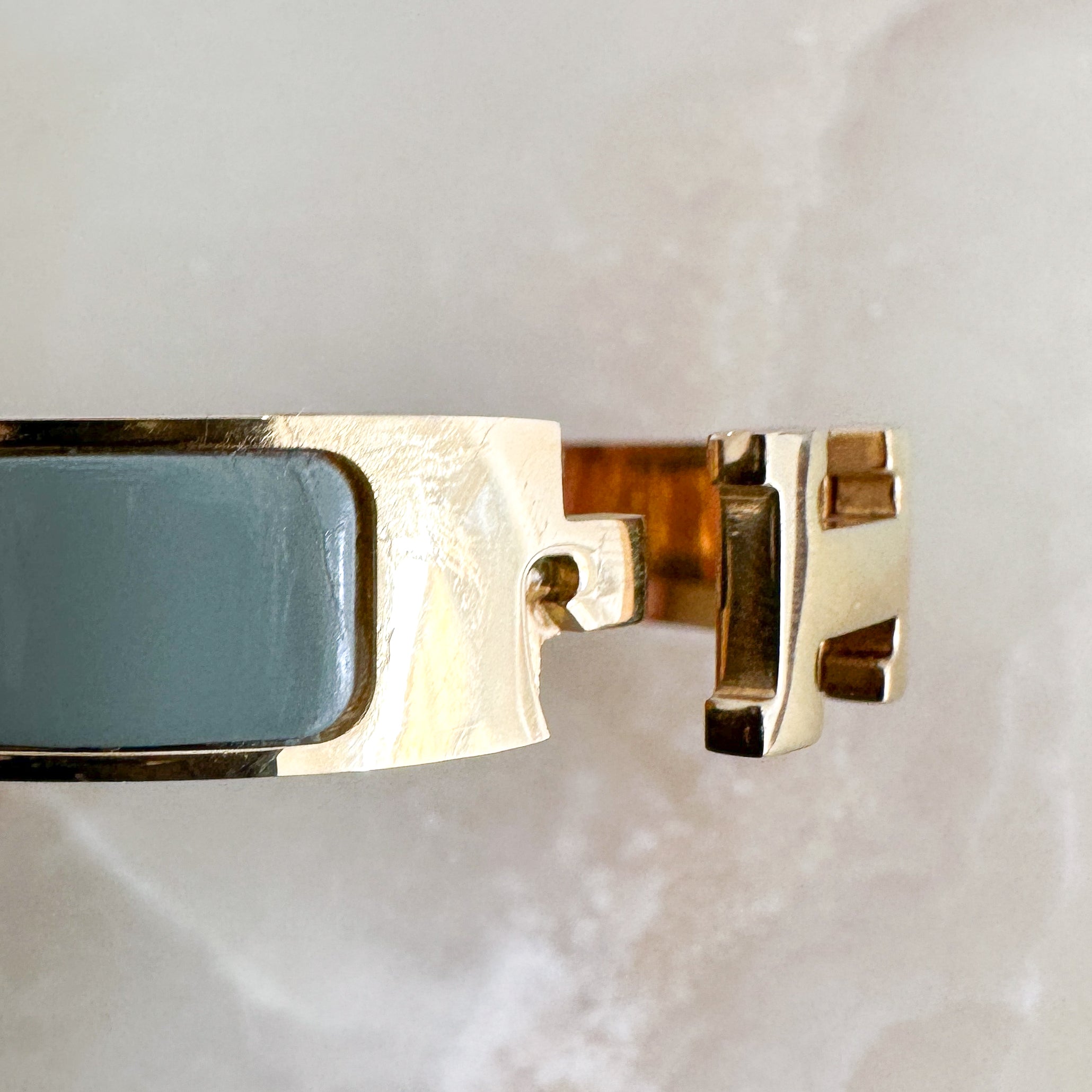 Hermès Clic H Bracelet Gris Etain Enamel & Gold-Plated Hardware RRP £620 | Authentic Preloved FINAL SALE - Reloved Again