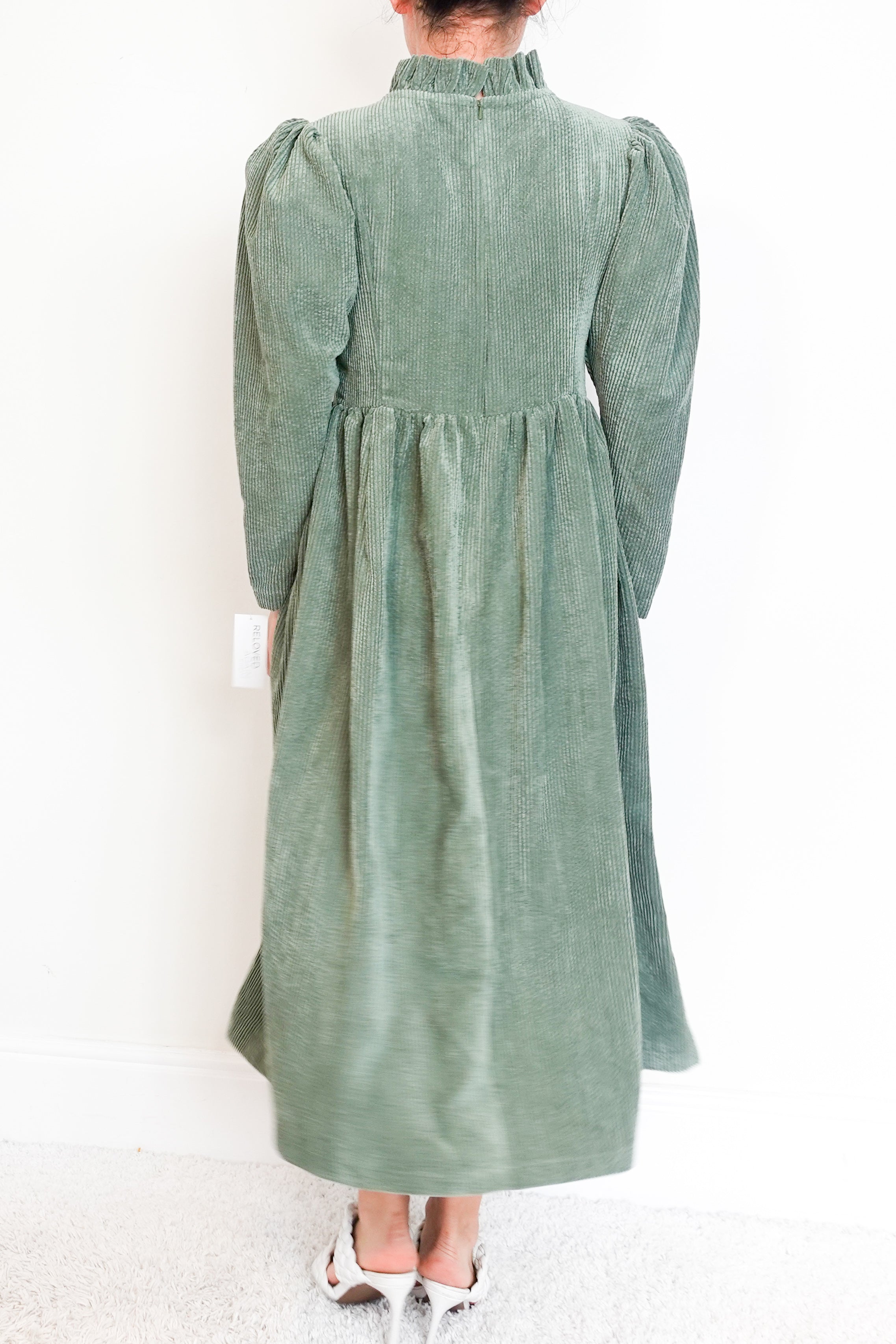 Johanna-Sands-green-maxi-dress-with-ruffled-collar-back-picture