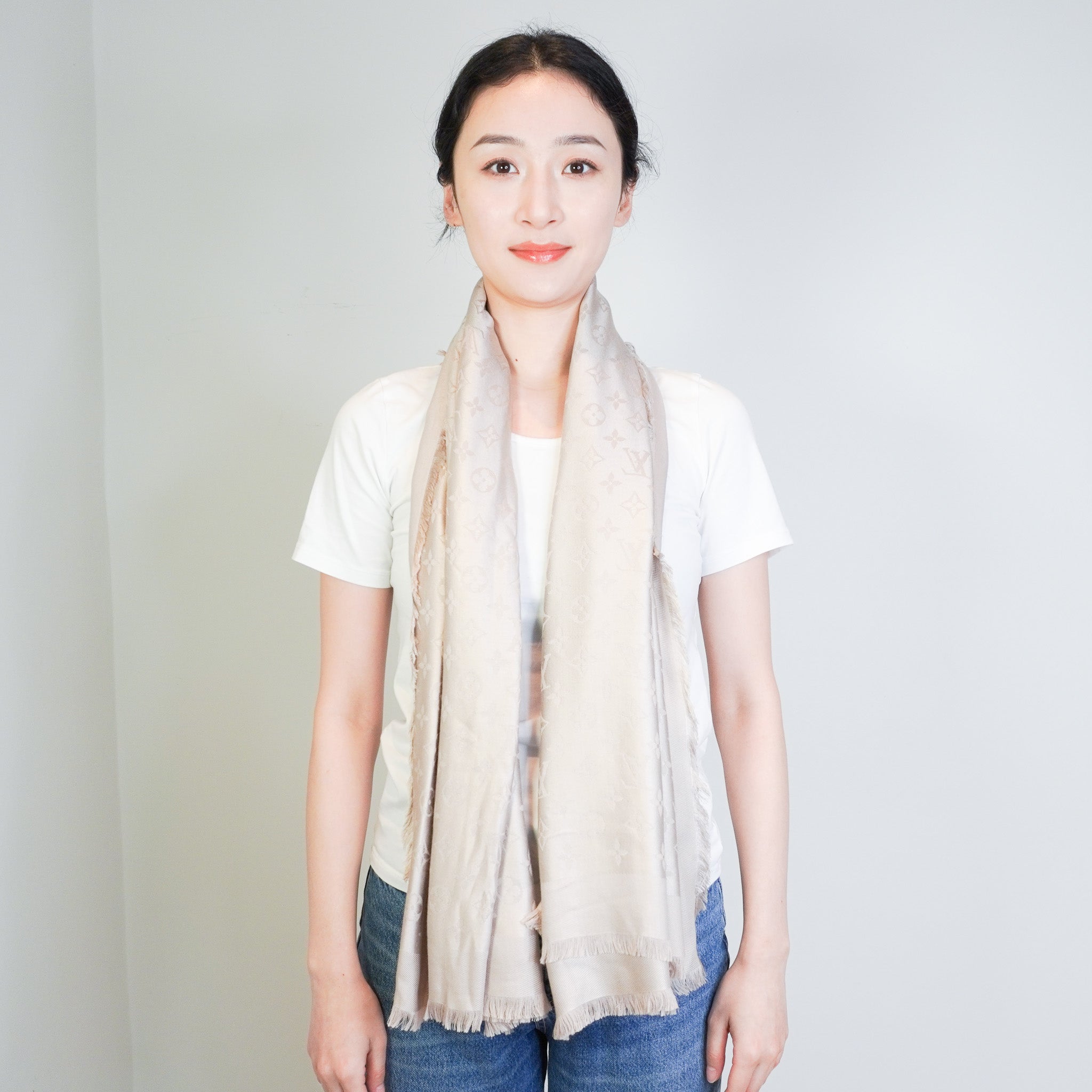 Louis-Vuitton-Grey-Monogram-Shawl-2-side-picture