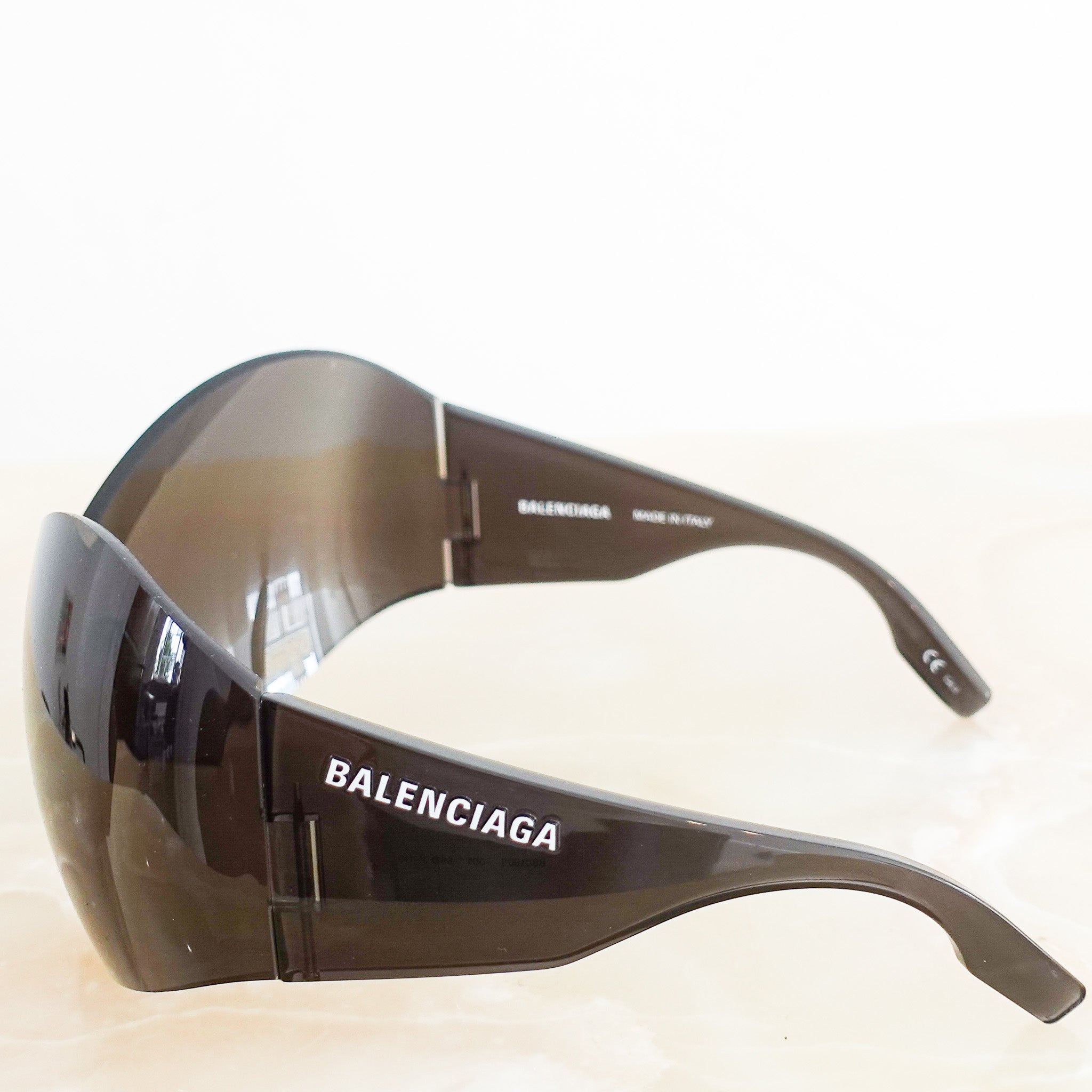 NEW-Balenciaga-black-oversized-frame-sunglasses-RRP-£420-close-up-photo