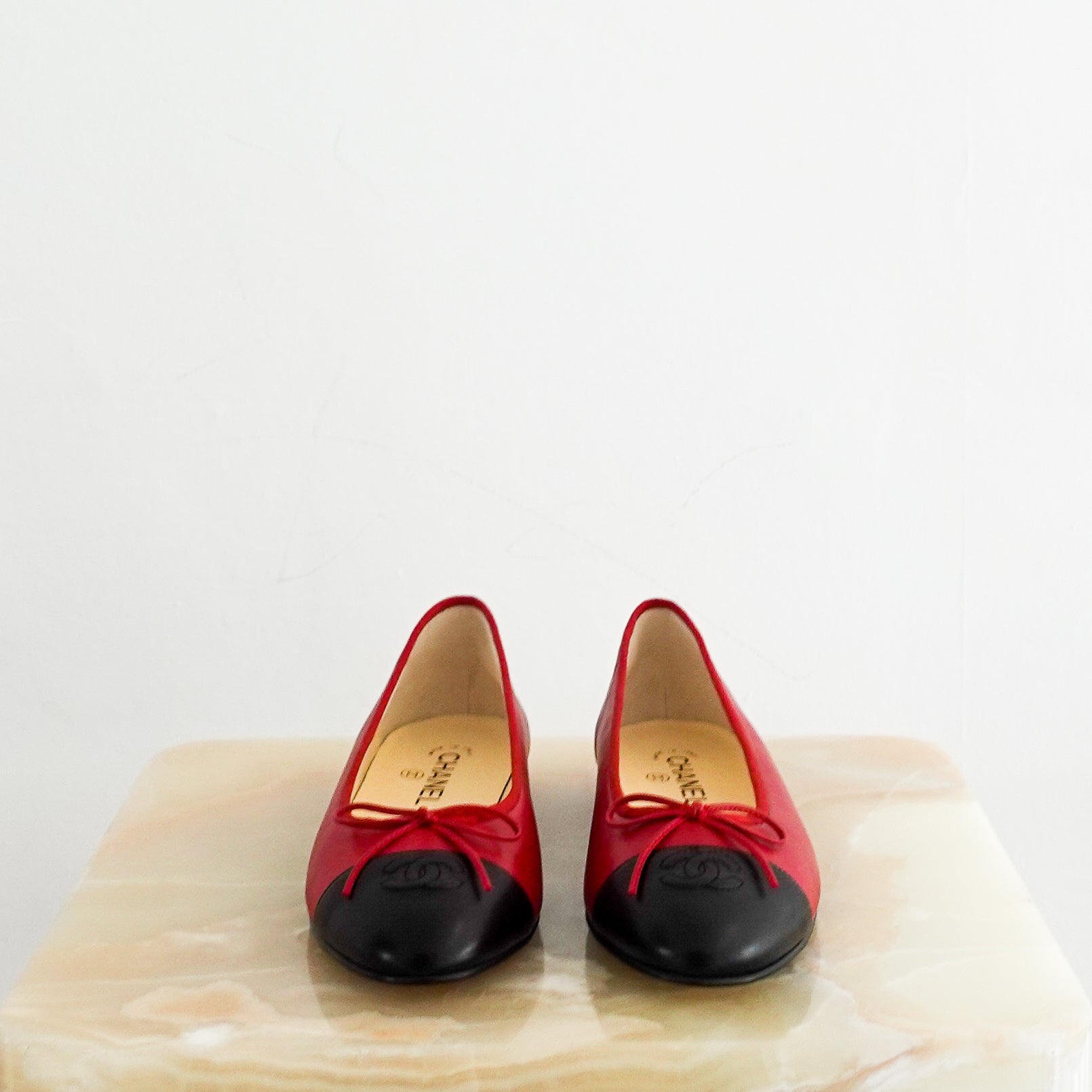 NEW-Chanel-SOLD-OUT-Red-and-Black-CC-Ballet-Flats-with-Bows-head-on-picture