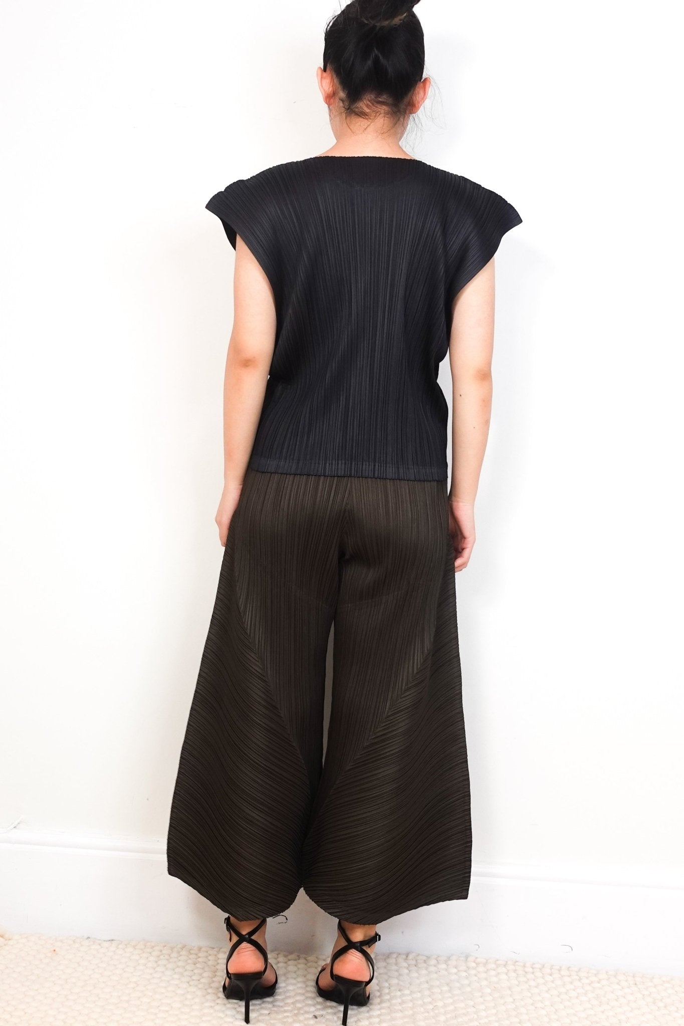 CURRENT SEASON Pleats Please Issey Miyake Black T-Shirt RRP £250 | Authentic Preloved - Reloved Again