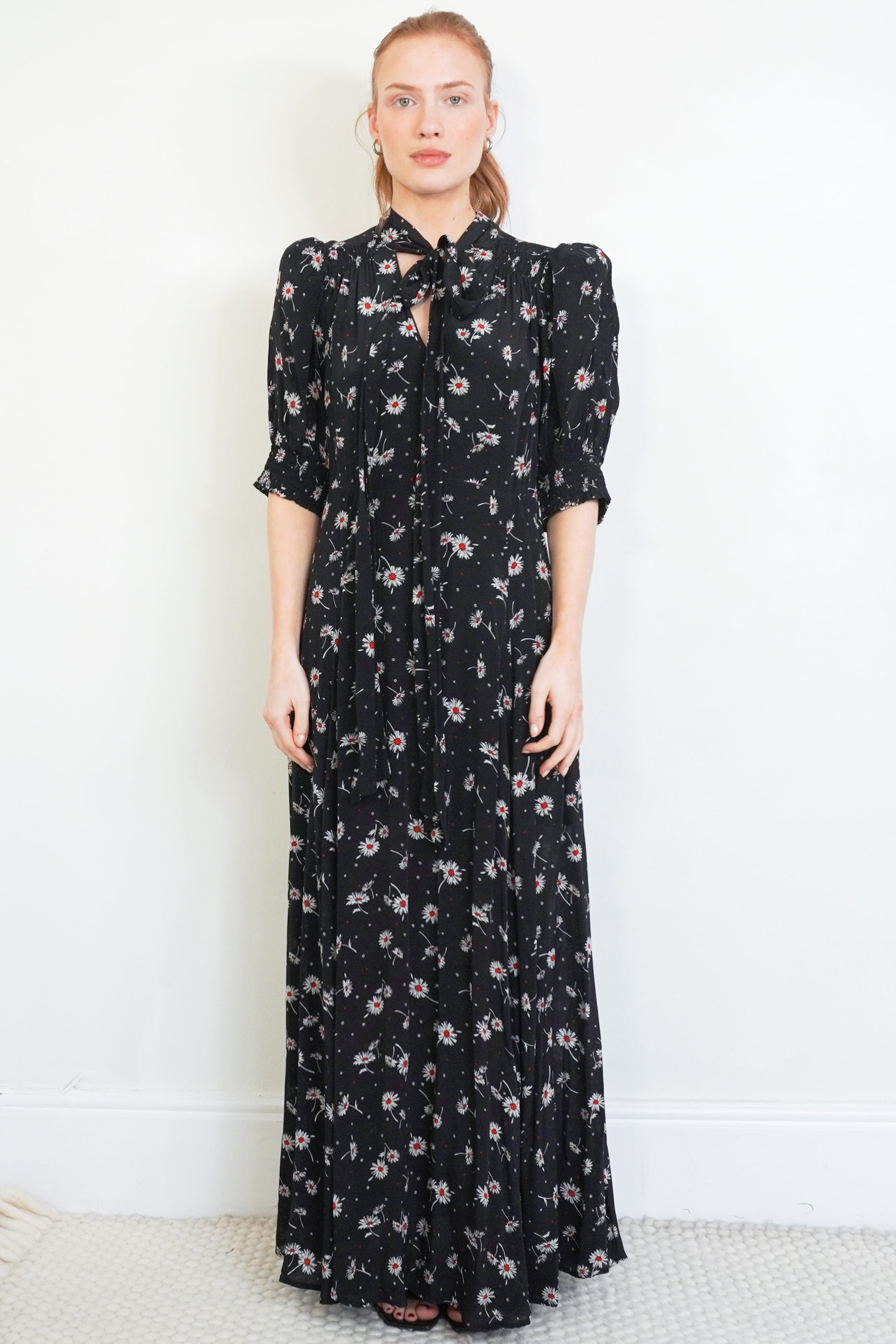 Queens-of-Archive-Black-Dress-front-picture