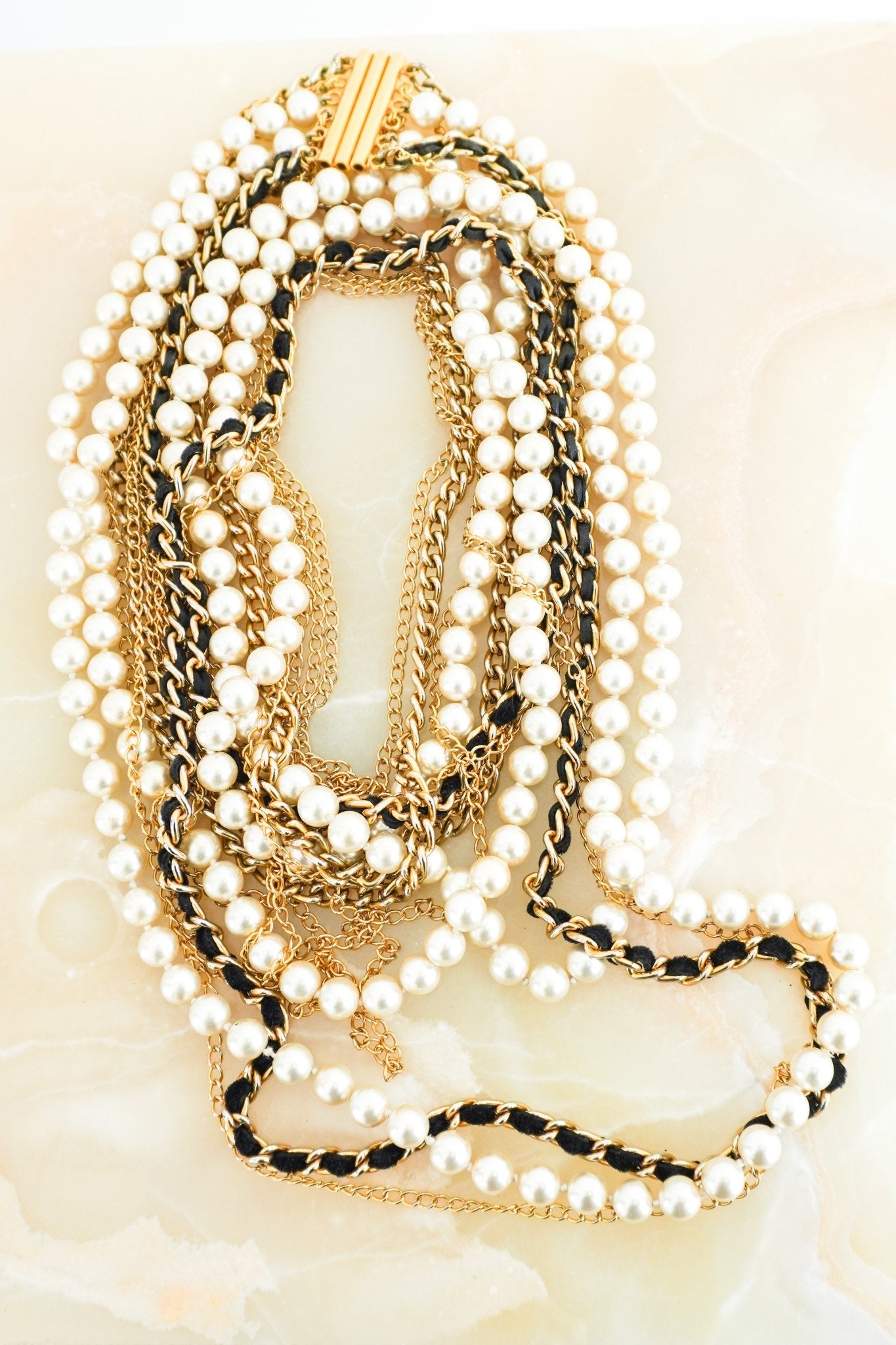 Unbranded-Pearl-Costume-Jewellery-Necklace-front-picture-Chelsea-London
