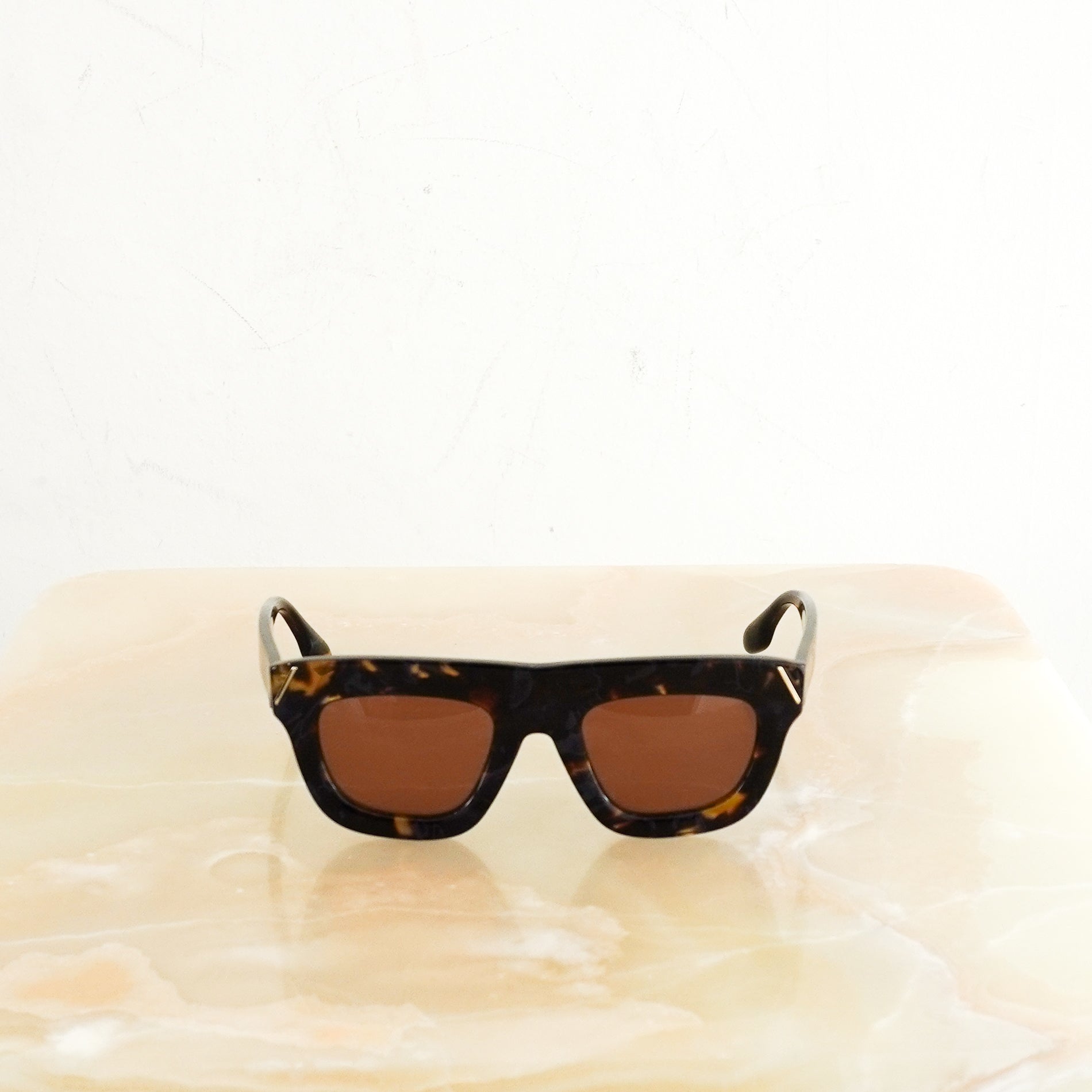 Victoria-Beckham-Tortoiseshell-Sunglasses-close-picture