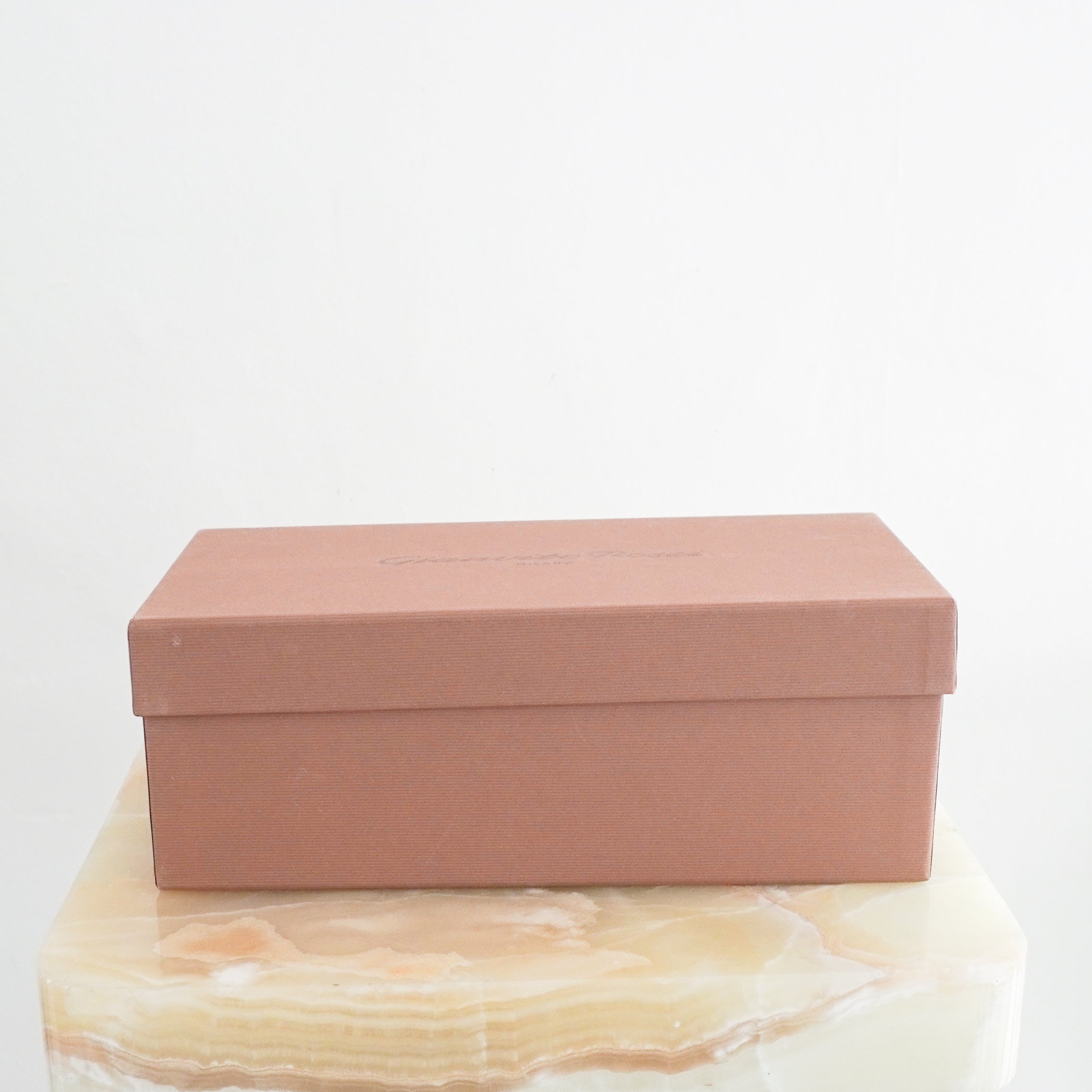 Front image of the box.