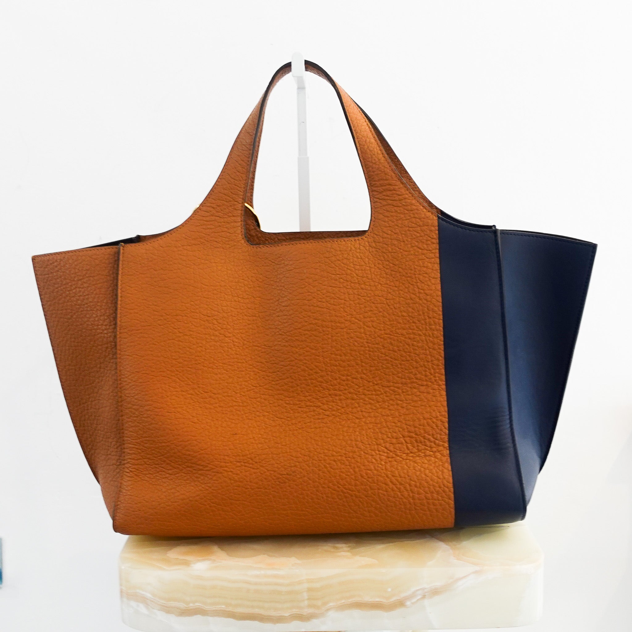 victoria-beckham-navy-and-brown-leather-tote-back-picture-chelsea-london