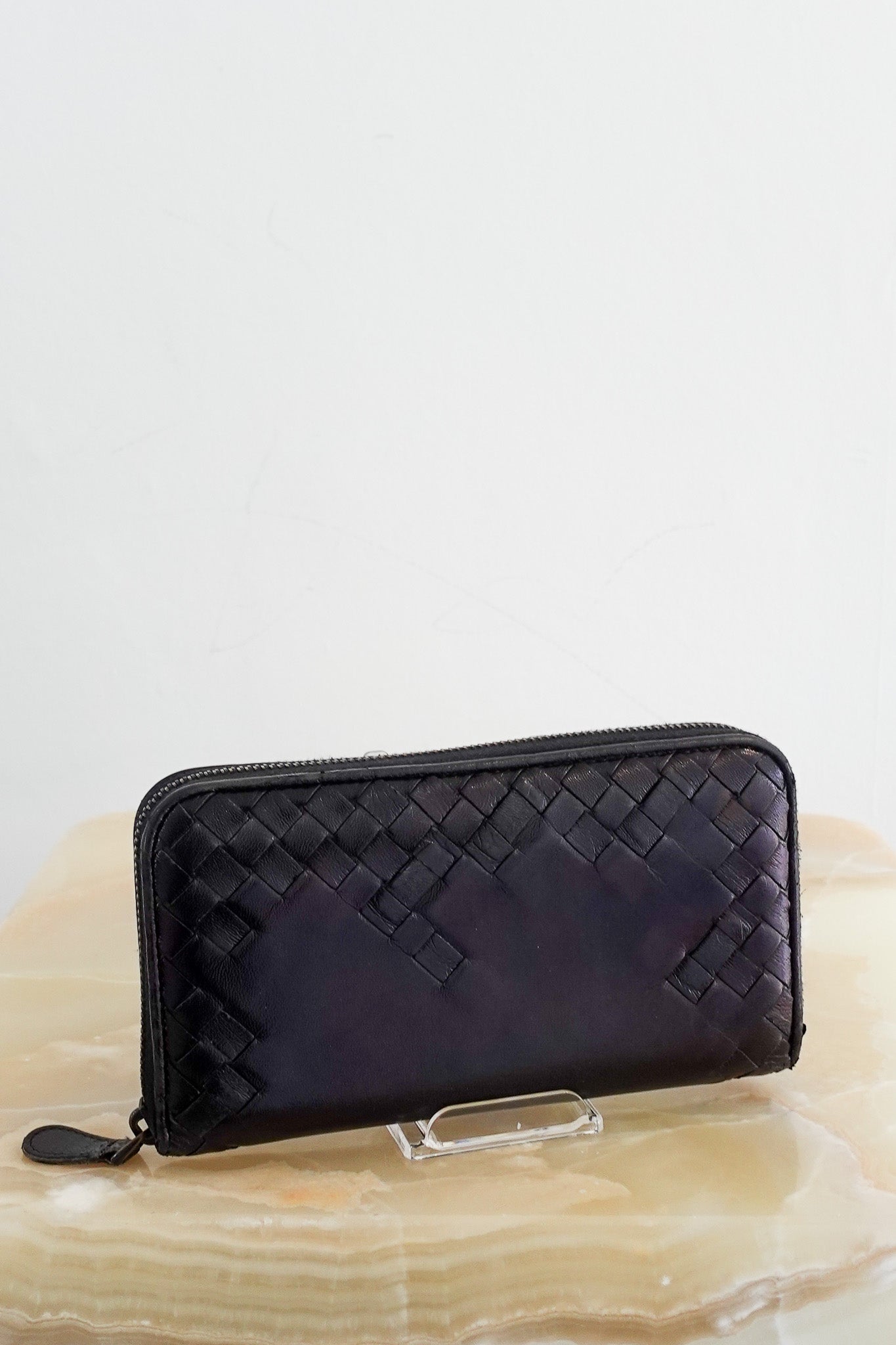 Bottega-Veneta-Weave-Black-Wallet-first-photos