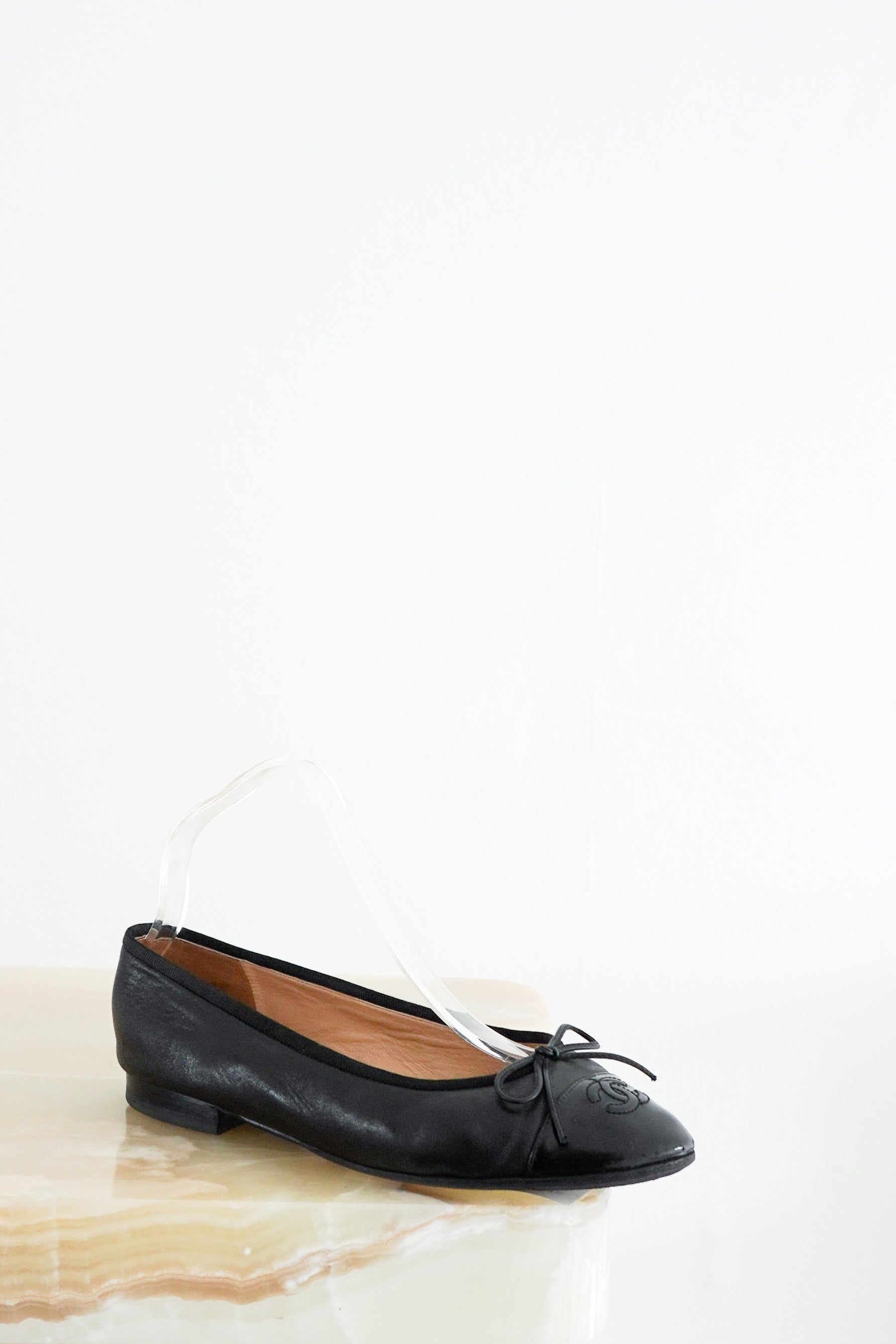 Chanel-Black-Leather-Ballet-Flats-front-picture-Chelsea-London