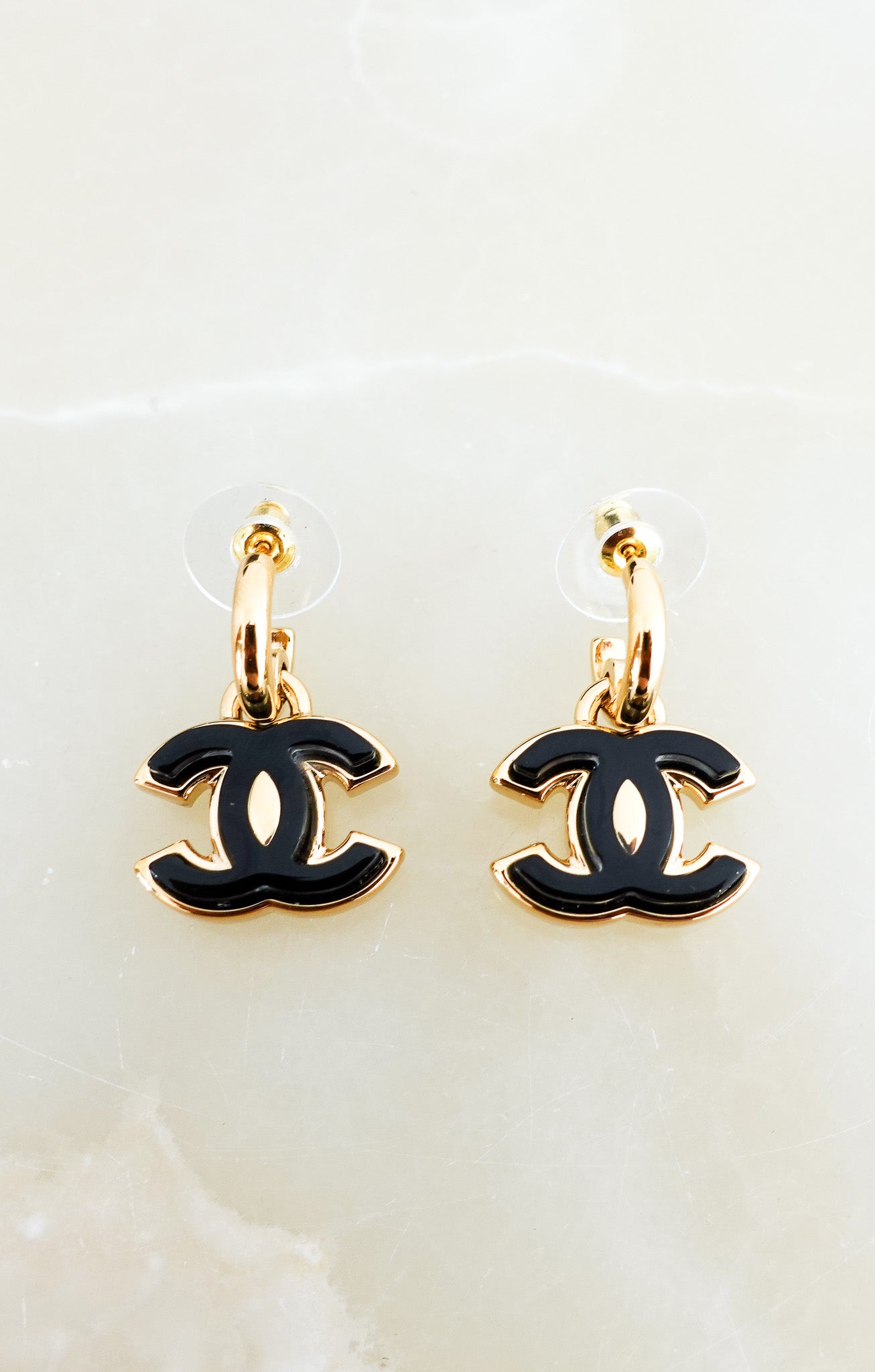 Chanel-SOLD-OUT-Double-CC-Black-and-Gold-Earrings–firstphoto