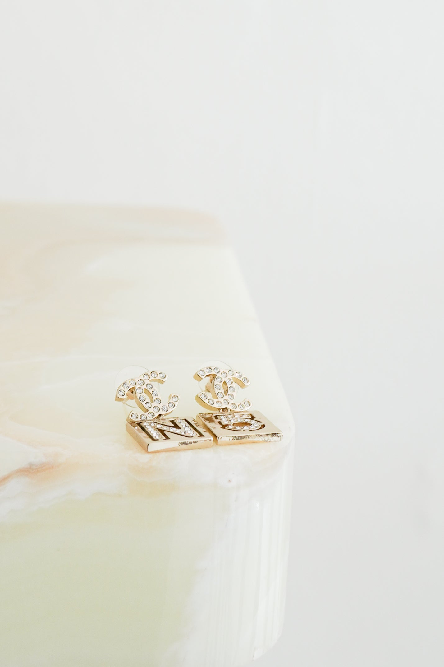 Chanel_A21_Gold-Tone_Crystal_CC_No.5_Mismatched_Drop_Earrings_front_photo