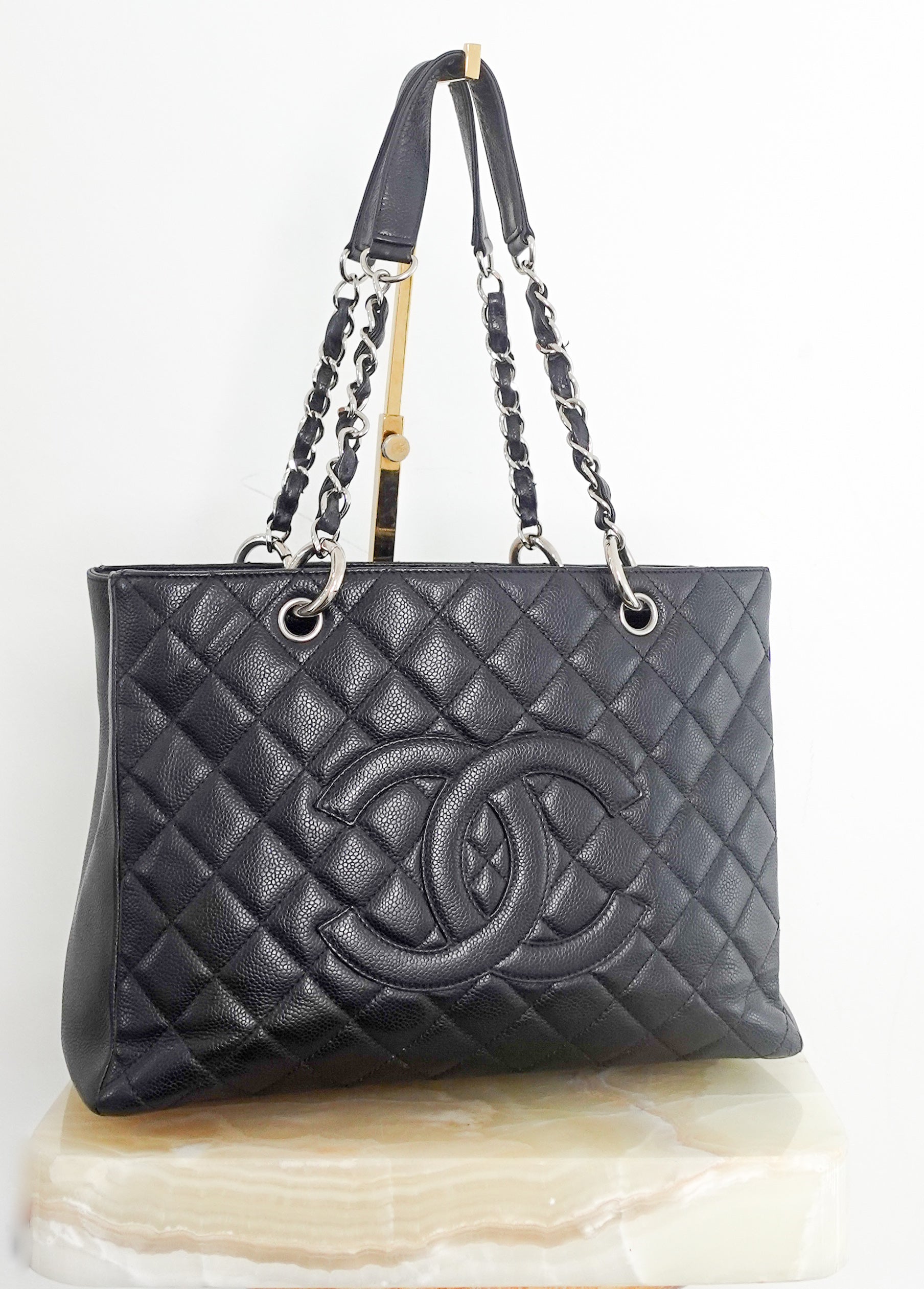 Grand shopping tote in caviar leather