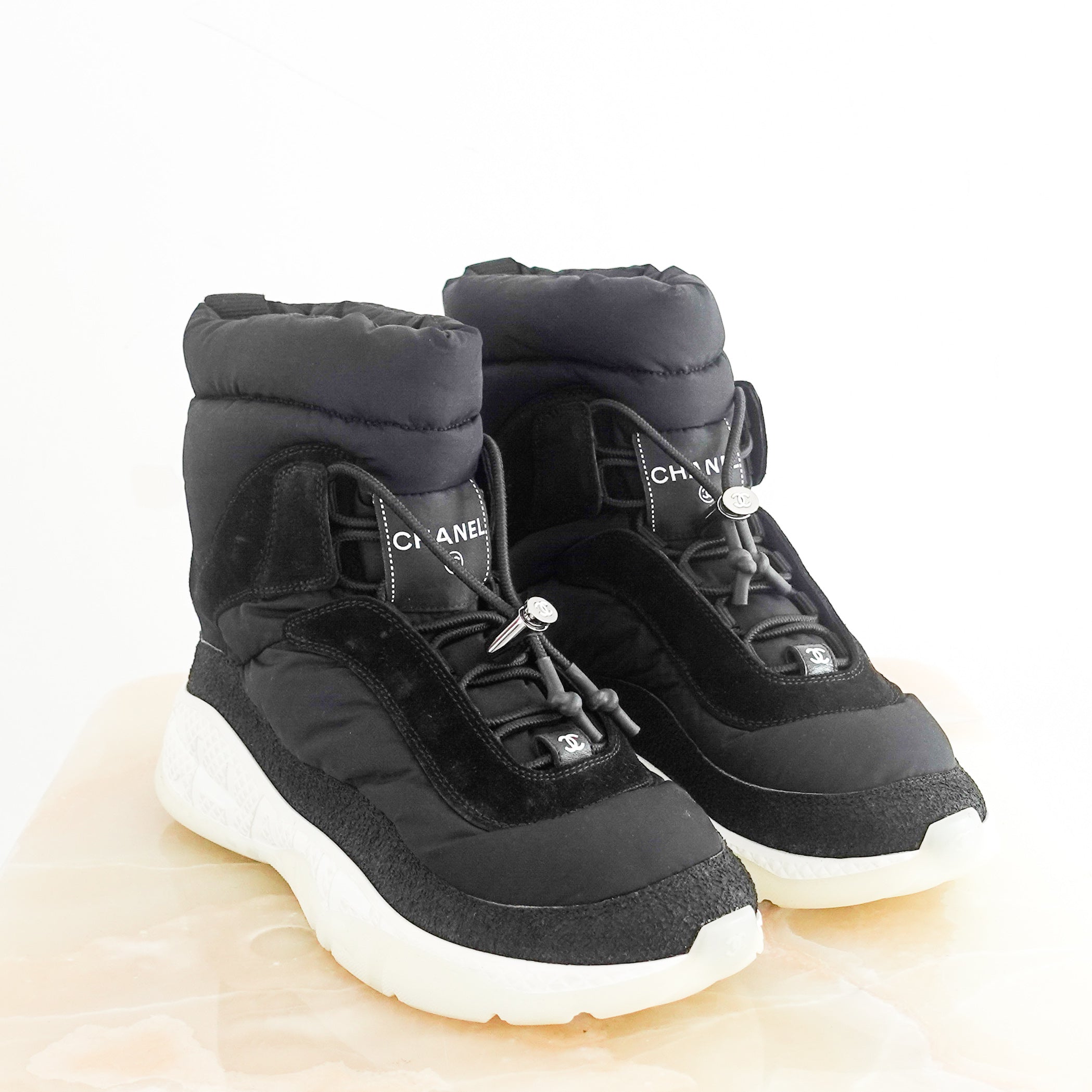 Black snowboots RRP £1k