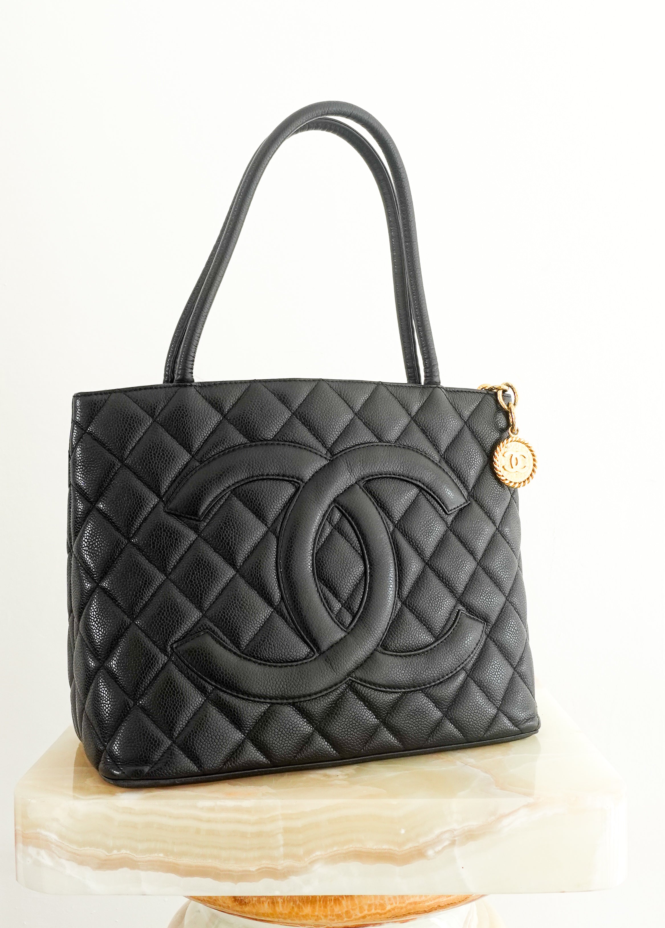 Medaillon handbag in black quilted grained leather