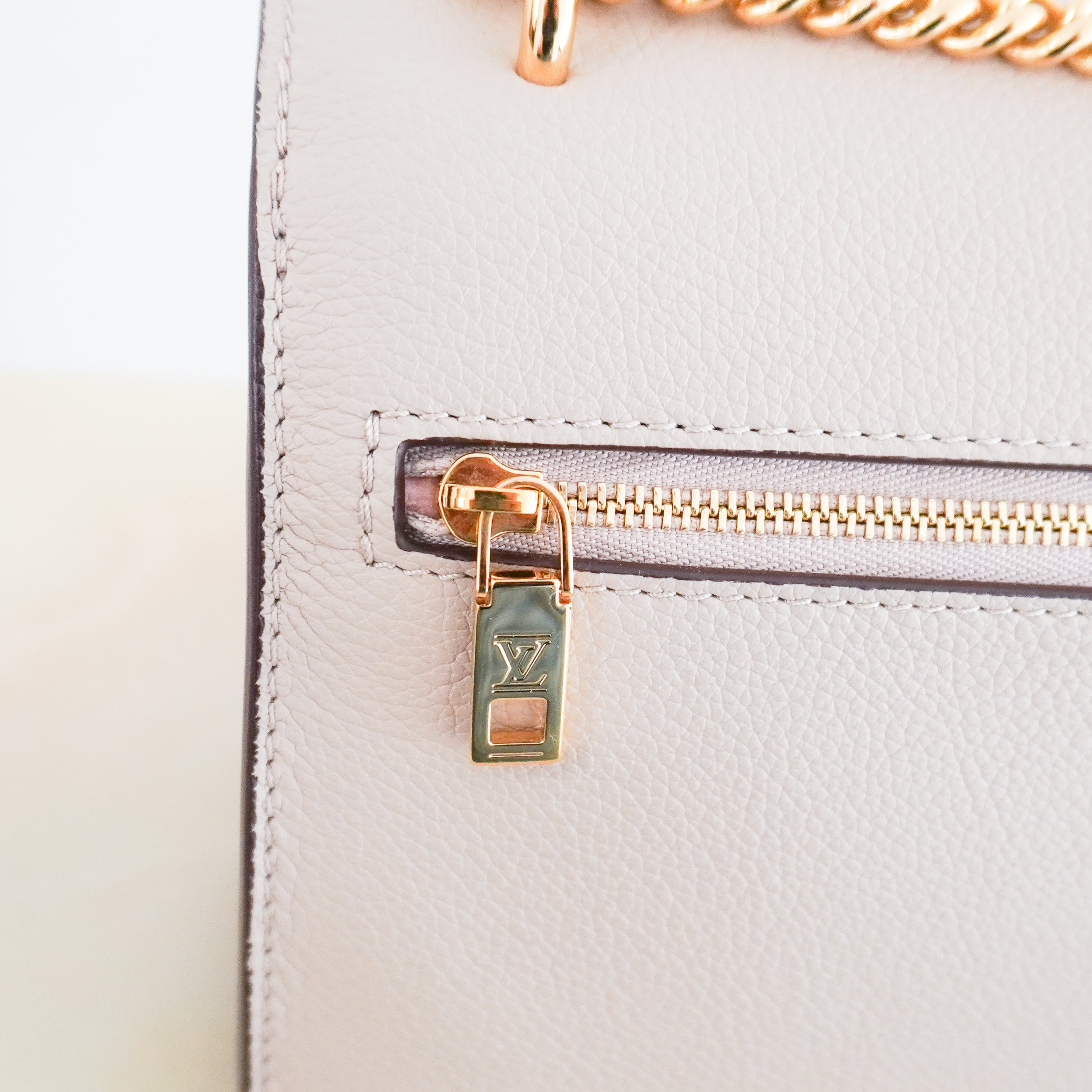 NEW Louis Vuitton Lockme Chain Bag in Greige Grained Calfskin Leather (RRP £1880) | Authentic Preloved
