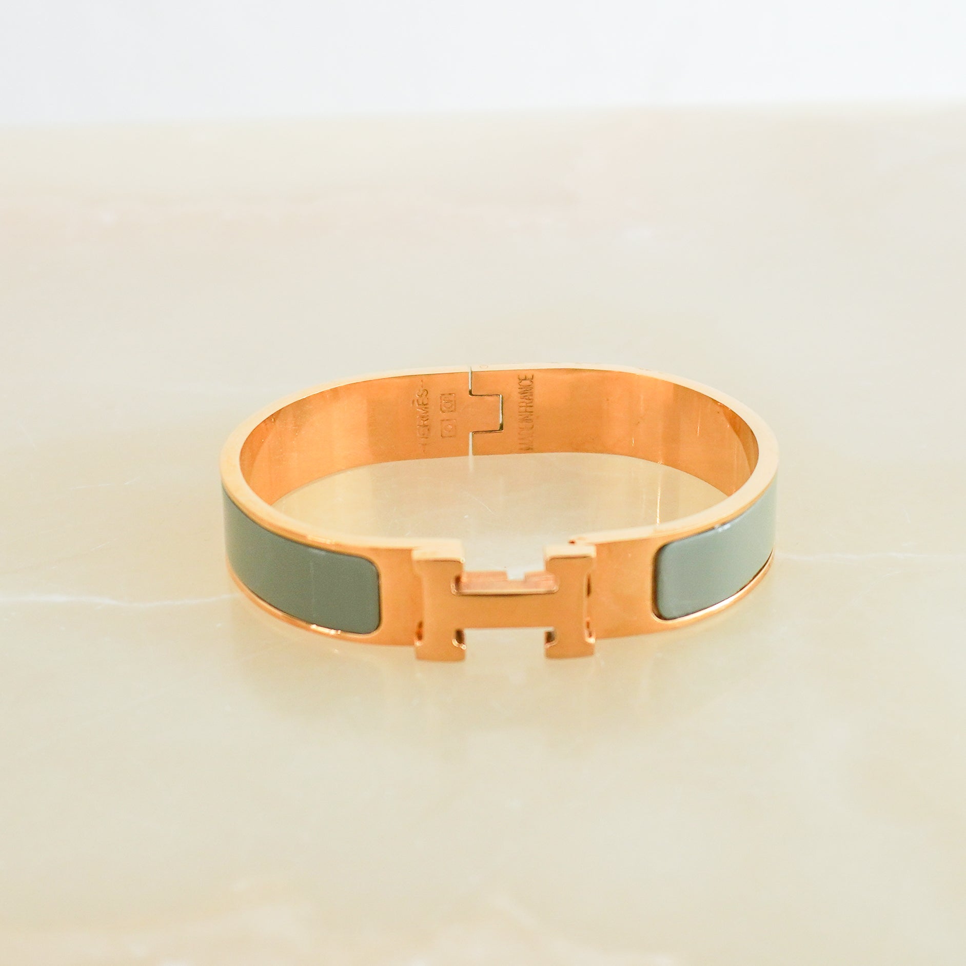 Hermès Clic H Bracelet Gris Etain Enamel & Gold-Plated Hardware RRP £620 | Authentic Preloved FINAL SALE - Reloved Again