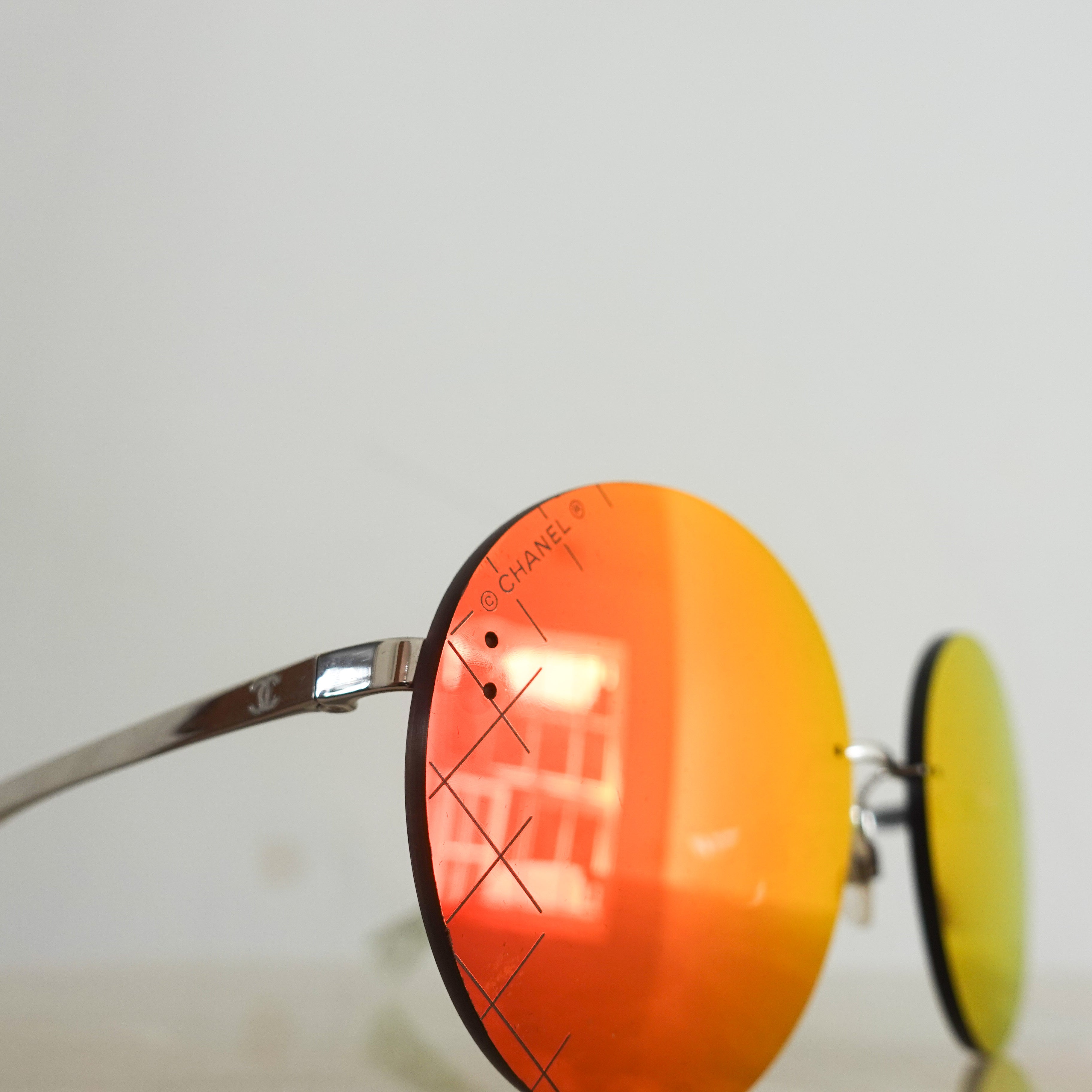 Mirrored round sunglasses