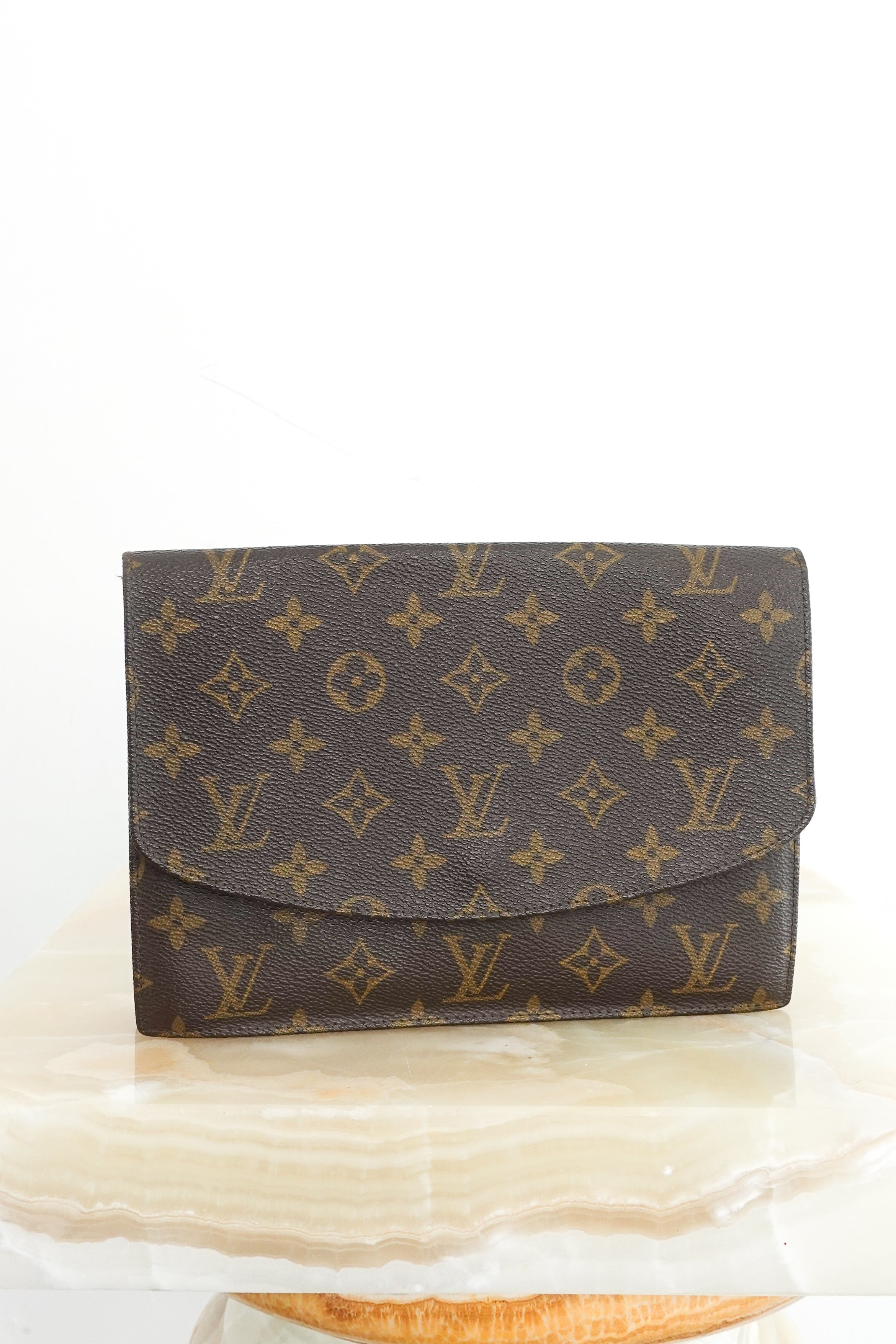 Monogram pochette Lava 23