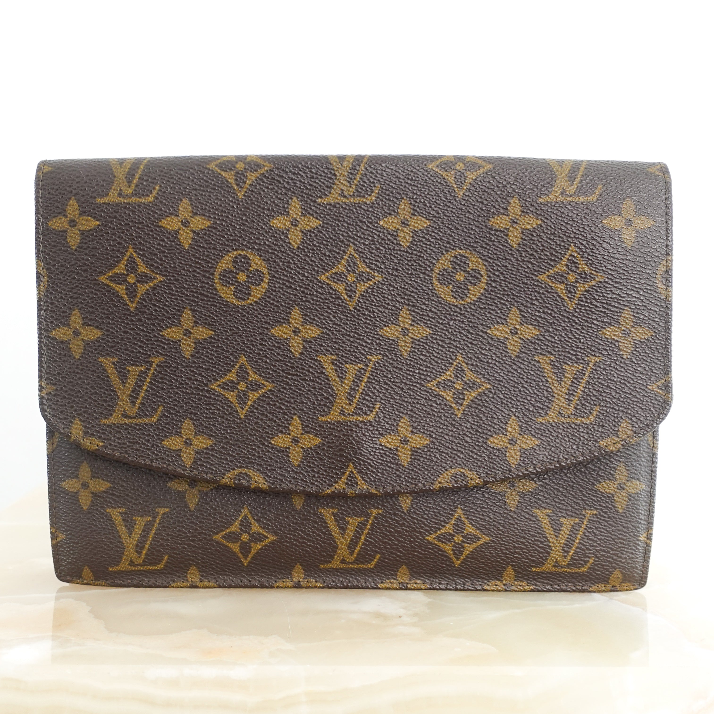 Monogram pochette Lava 23