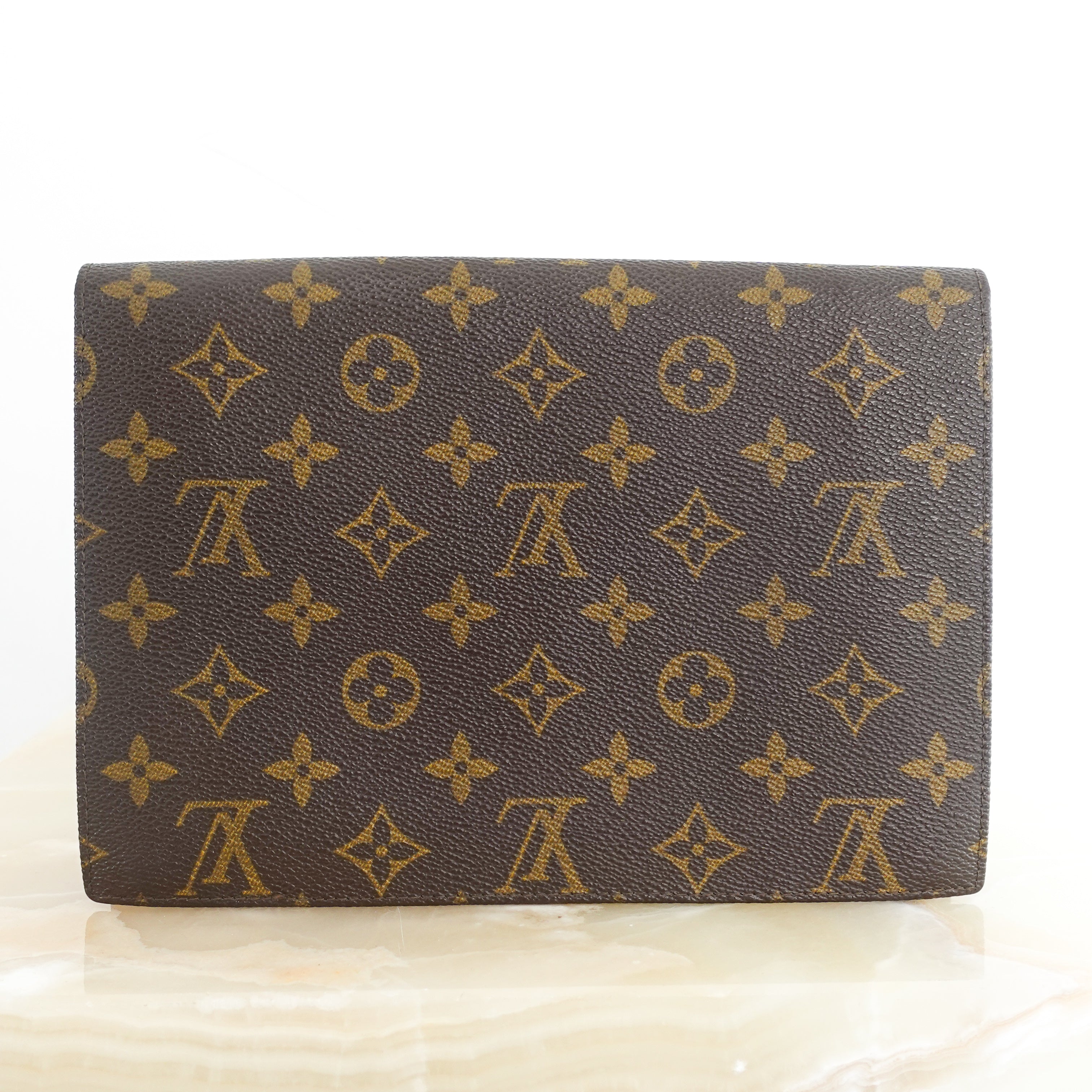 Monogram pochette Lava 23