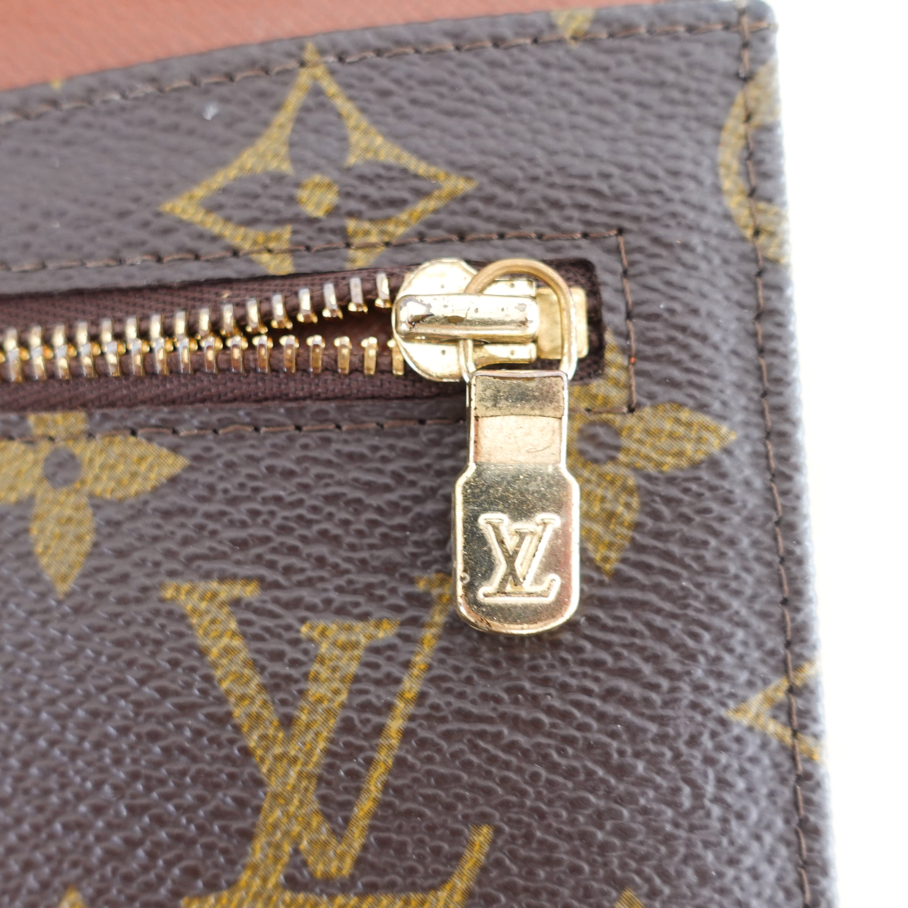 Monogram pochette Lava 23