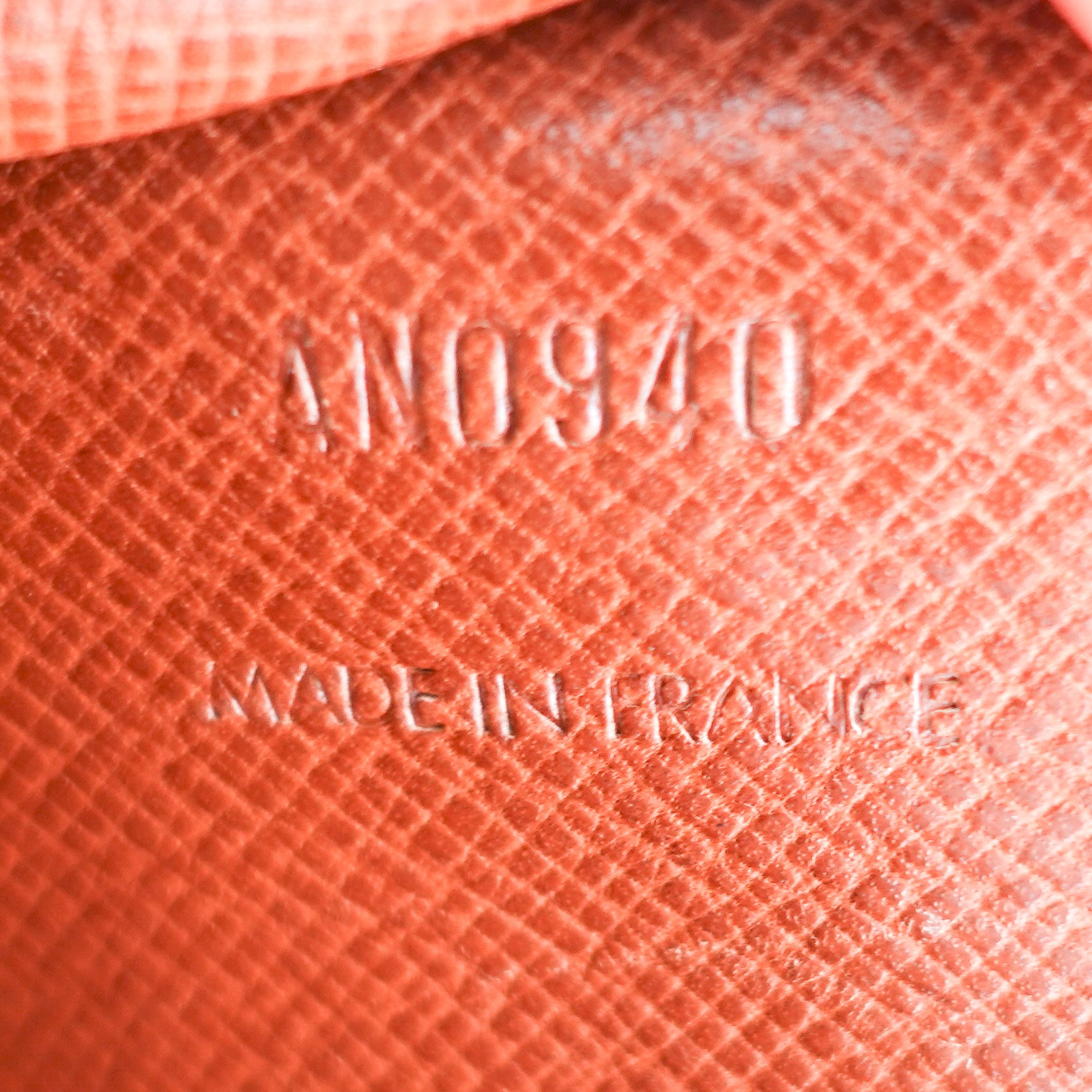 Monogram pochette Lava 23