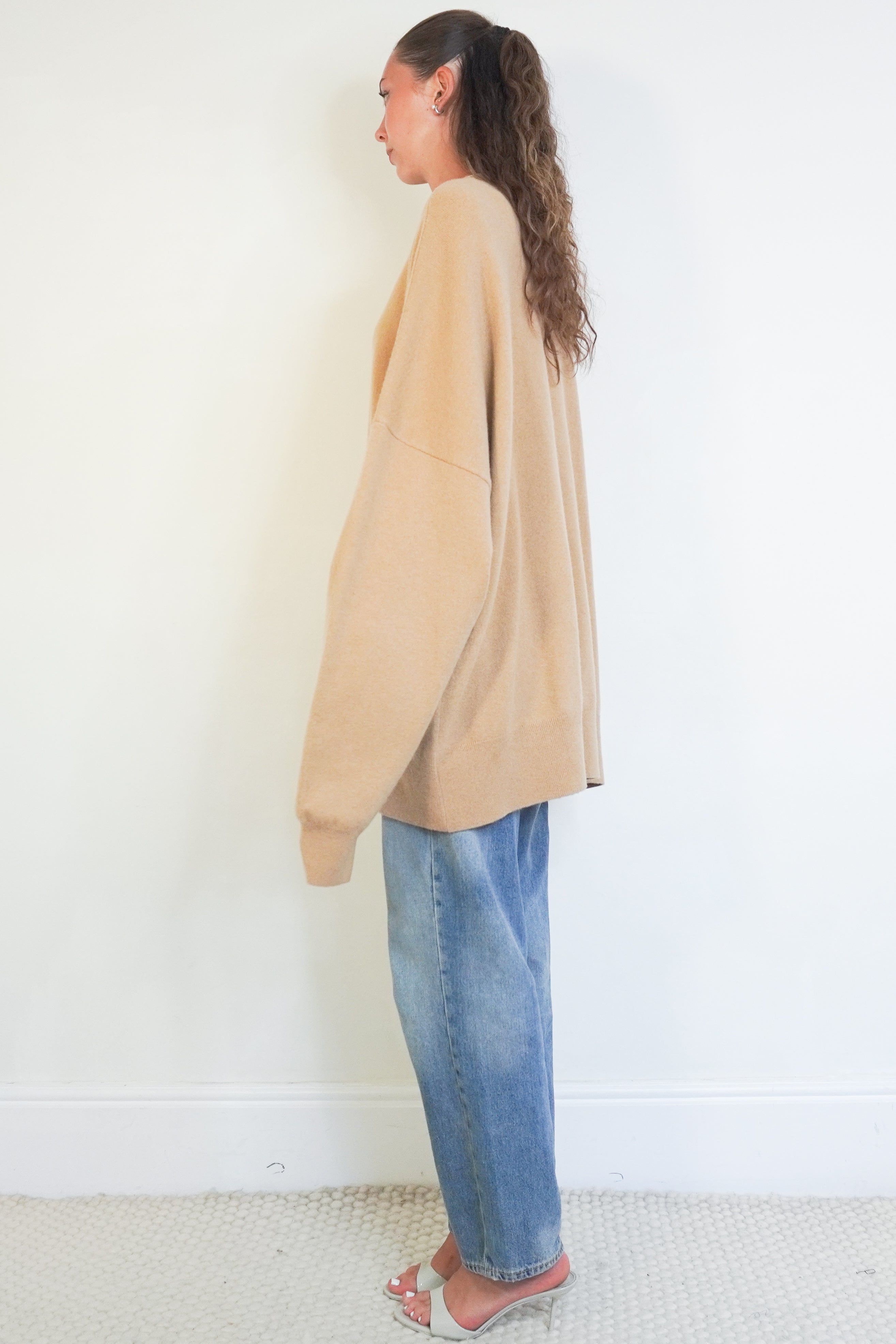 Extreme Cashmere N°355 Tes Cashmere-Blend Jumper in Camel side photo chelsea london