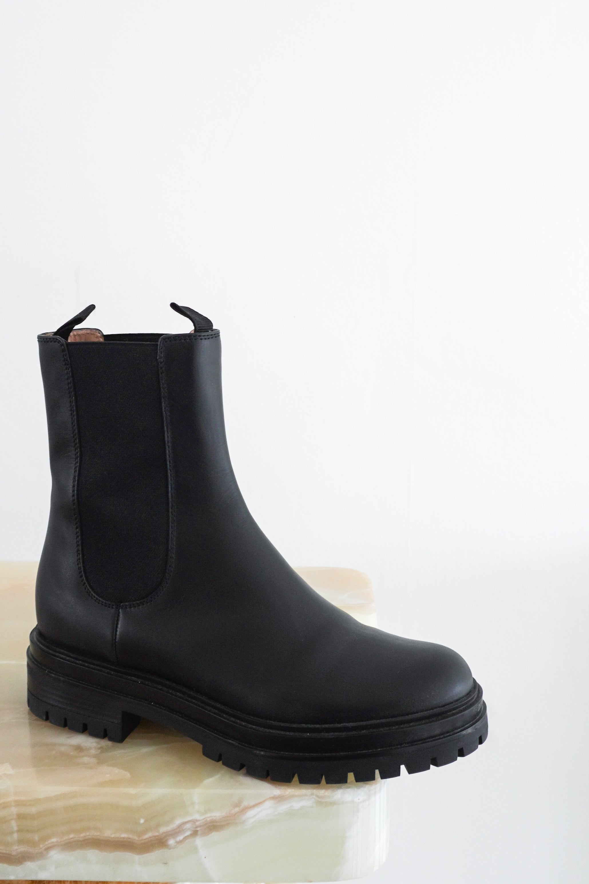 Gianvito-Rossi-Chelsea-Boots-front-picture