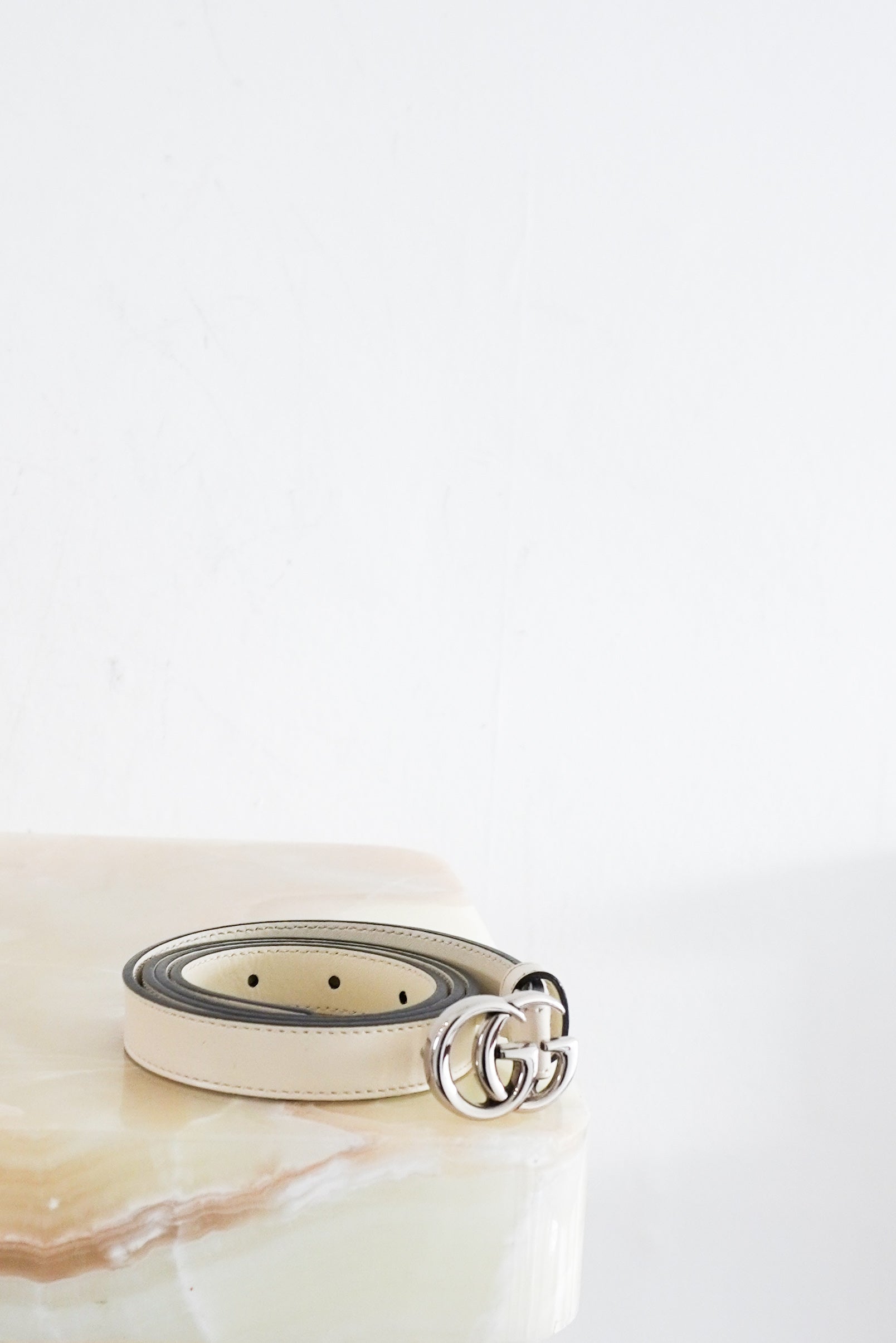 Gucci-Silver-GG-Small-White-Belt-front-picture-Chelsea-London