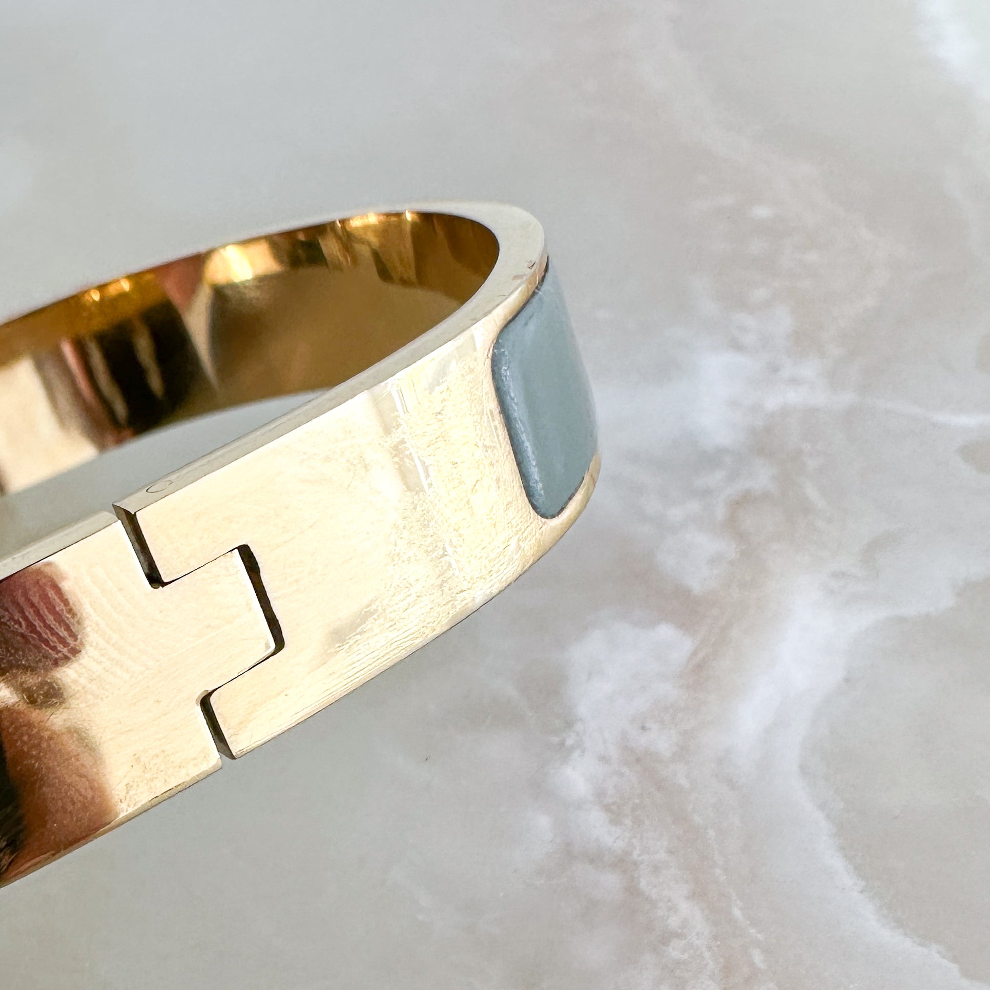 Hermès Clic H Bracelet Gris Etain Enamel & Gold-Plated Hardware RRP £620 | Authentic Preloved FINAL SALE - Reloved Again
