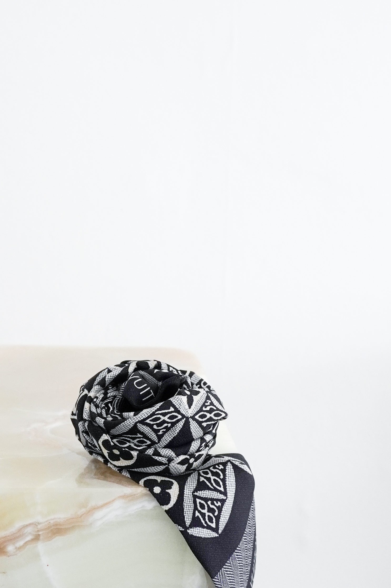 Louis-Vuitton-Black-&-White-Bandeau-Scarf-front-picture-Chelsea-London