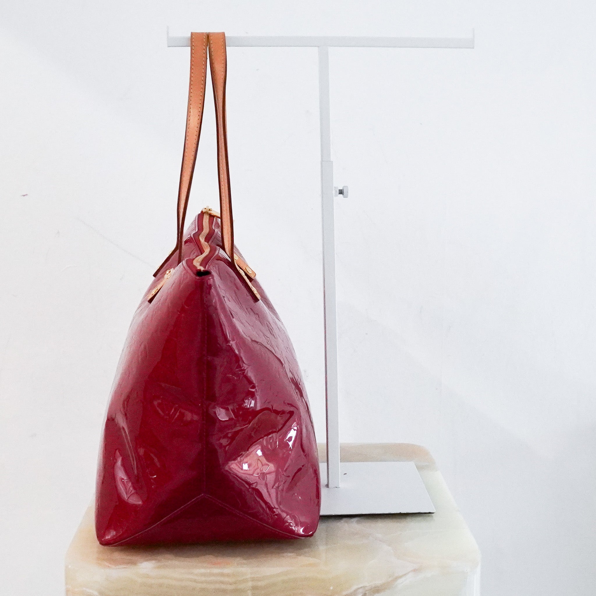 Louis-Vuitton-Vernis-Bellevue-PM-in-cherry-Red-side-picture