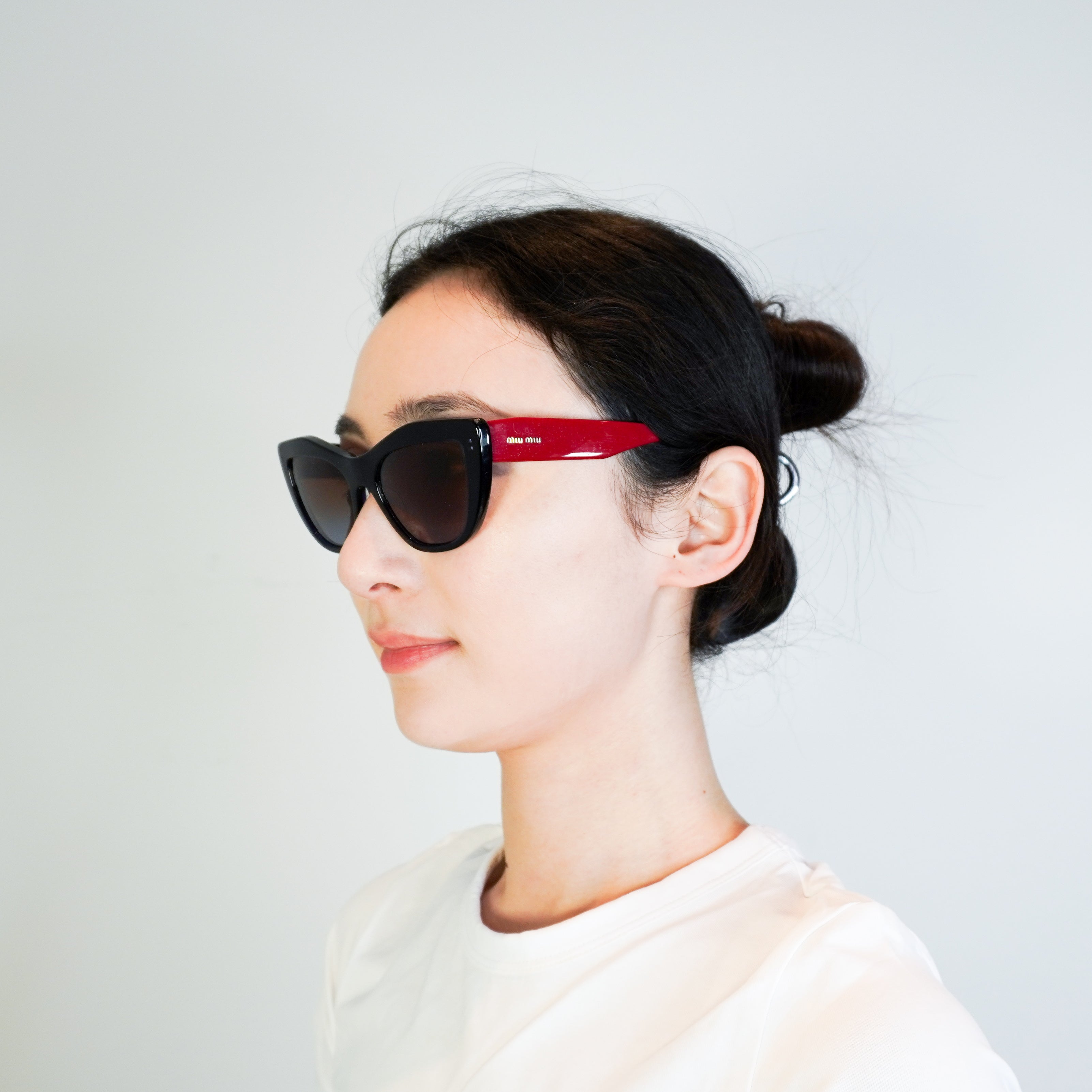 Miu-Miu-Black-&-Red-Cateye-Sunglasses-model-picture
