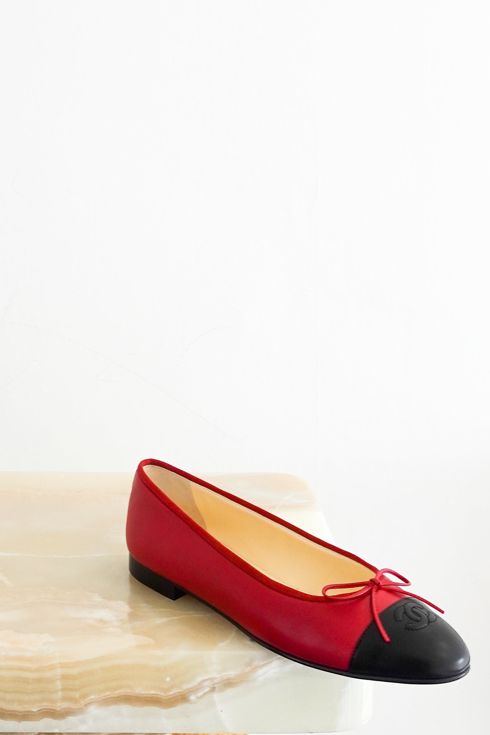 NEW-Chanel-SOLD-OUT-Red-and-Black-CC-Ballet-Flats-with-Bows-front-picture