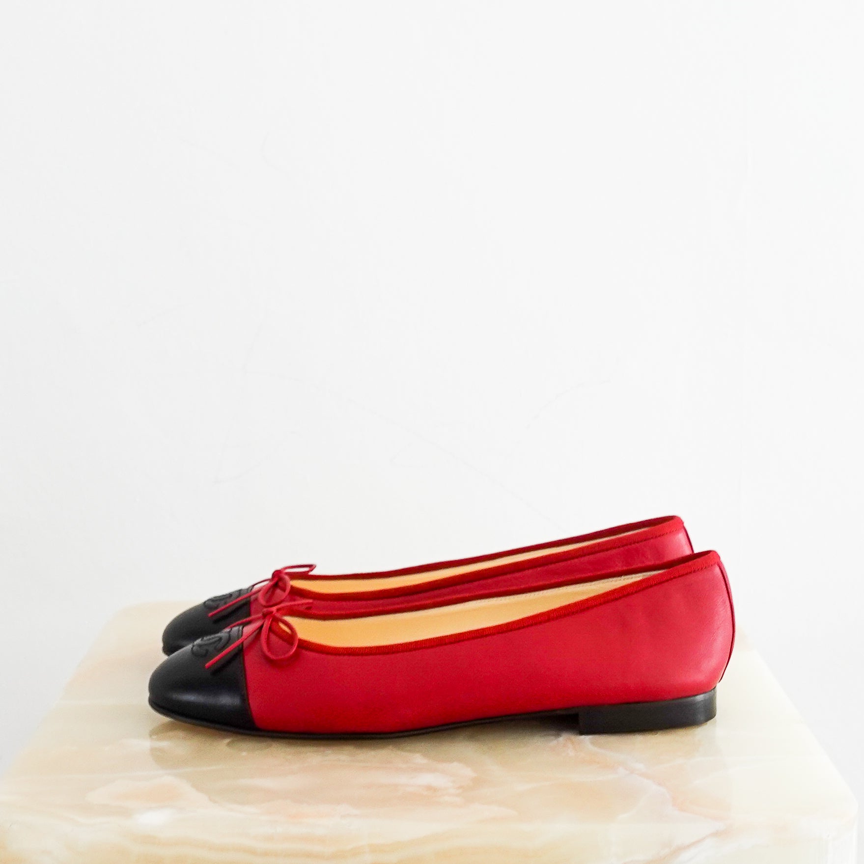 NEW-Chanel-SOLD-OUT-Red-and-Black-CC-Ballet-Flats-with-Bows-side-picture