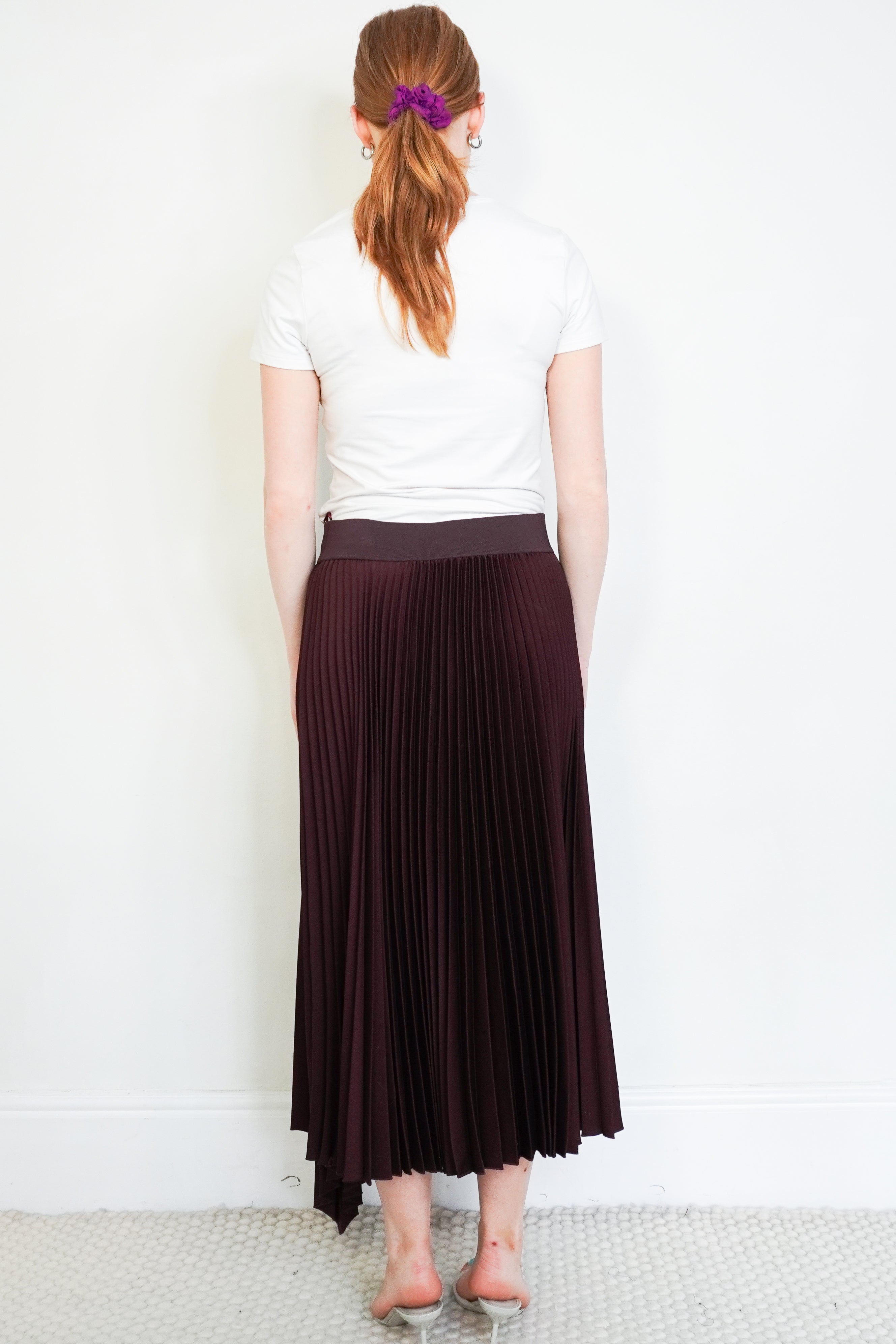 NEW JOSEPH Sabin Knit Weave Plissé Skirt in Burgundy back photo chelsea london