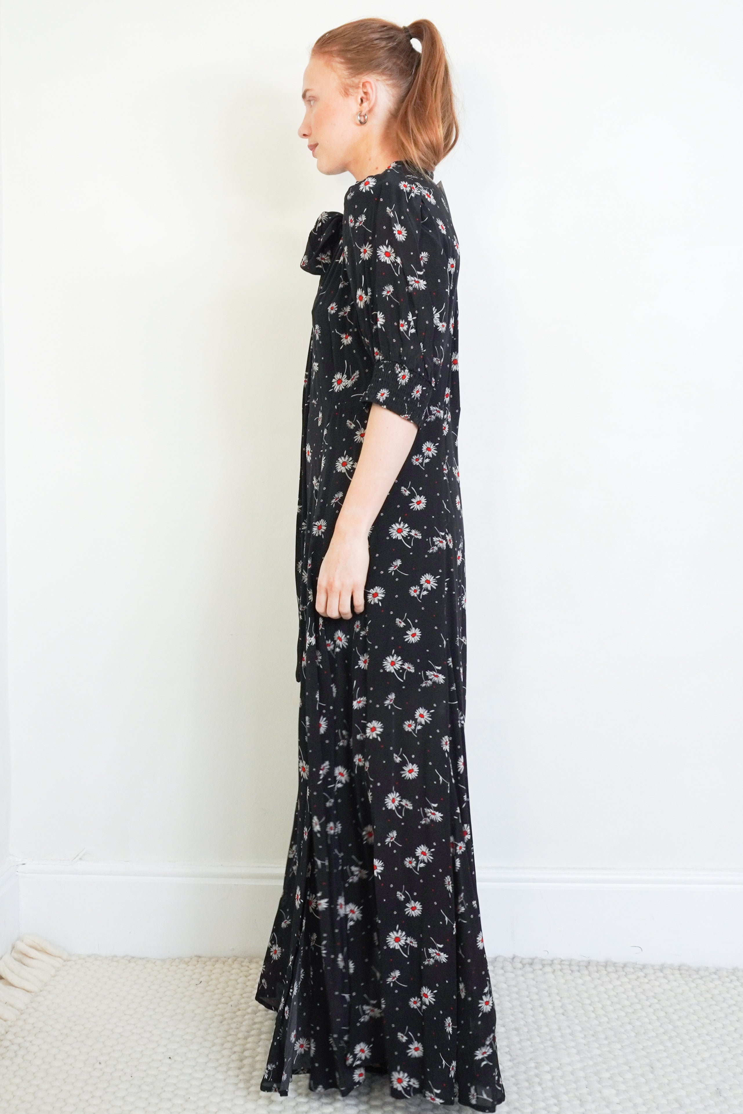 Queens-of-Archive-Black-Dress-side-picture