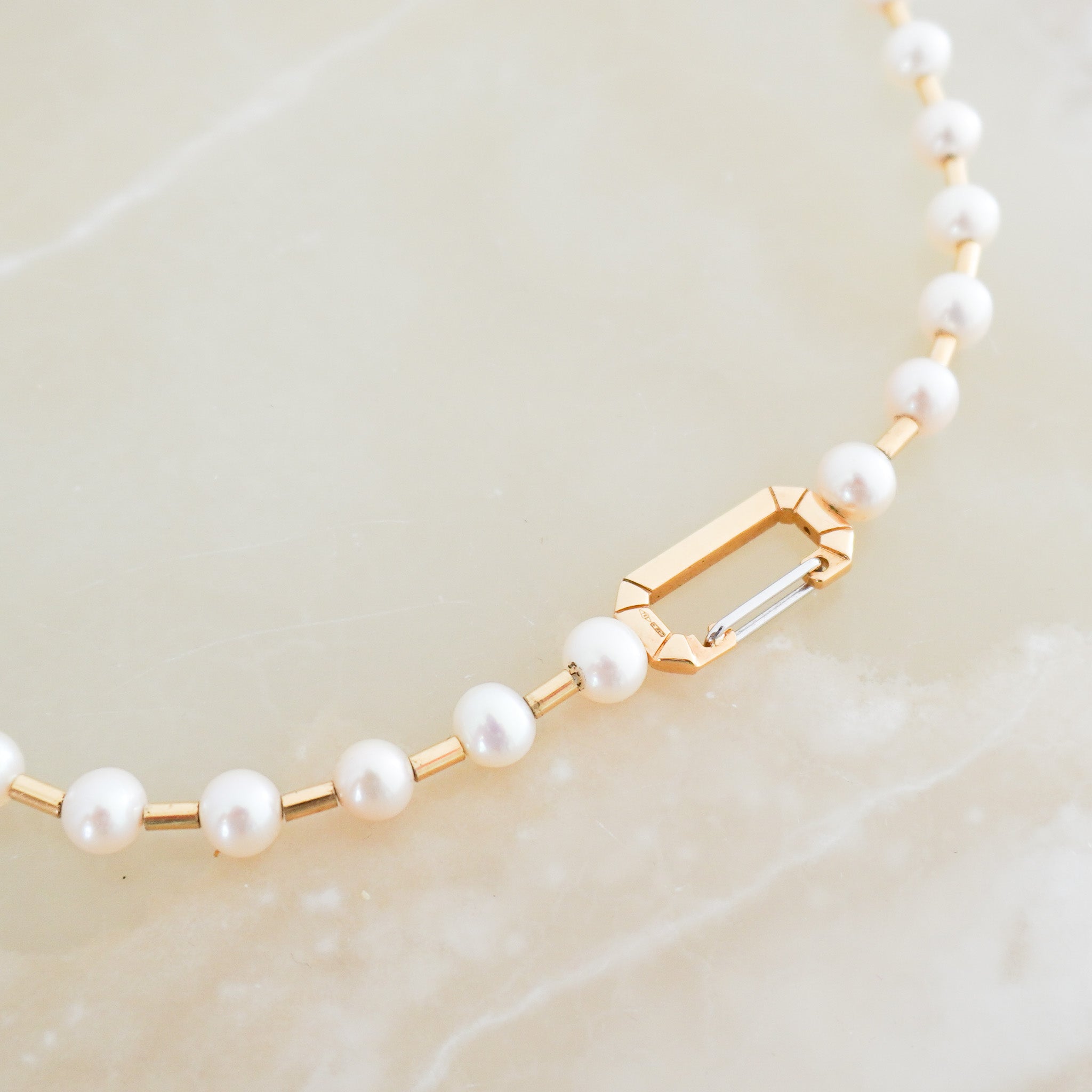 Side EERA Vita Gold and Pearl Choker 
