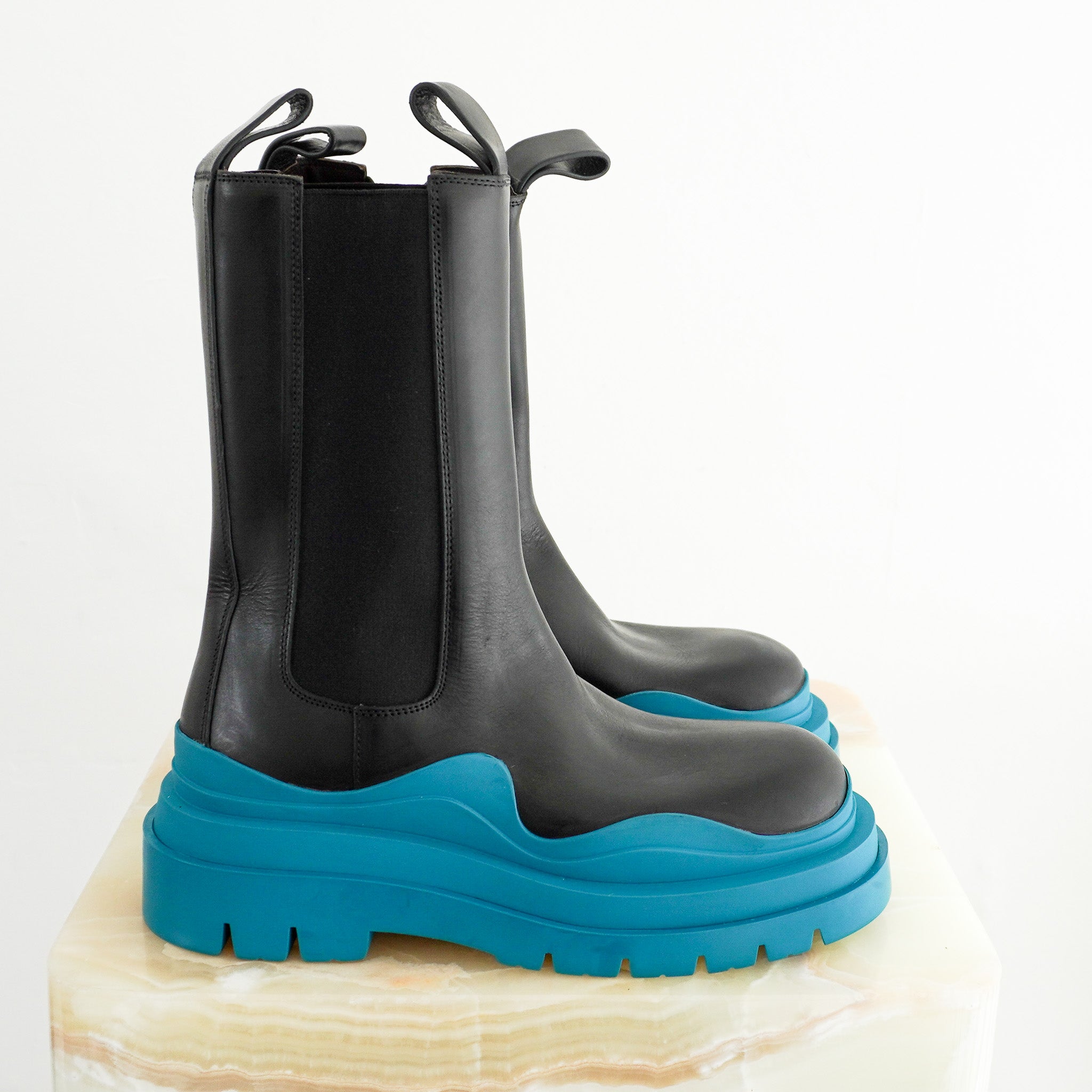 Side image Bottega Veneta Tire Chelsea Boots in Black Leather & Acid Turquoise 